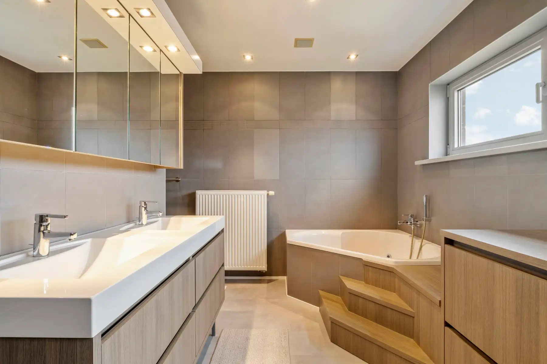 Ruime loods met ruime instapklare woning te Oostende. foto 8