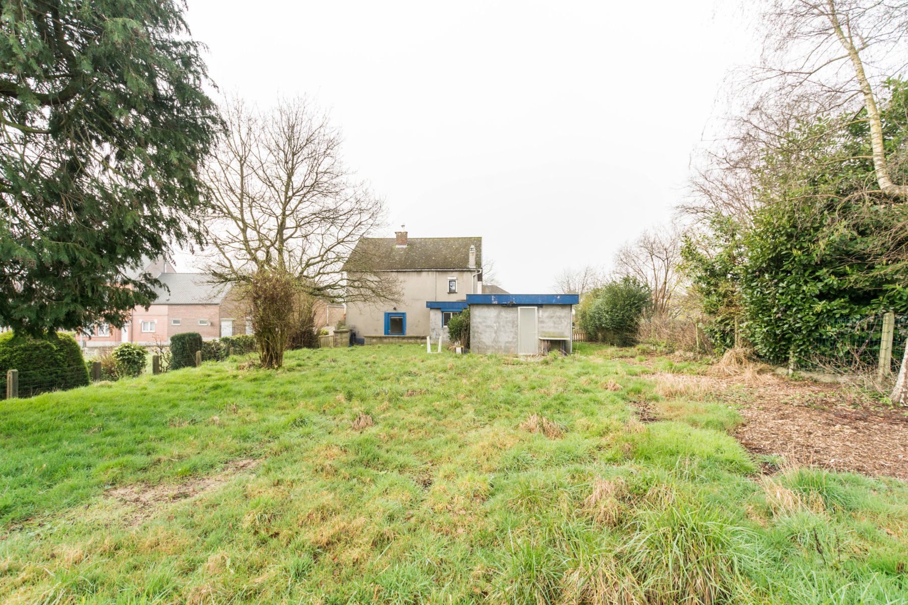 Vrijstaande woning met garage, tuin en achterliggende weide foto 1