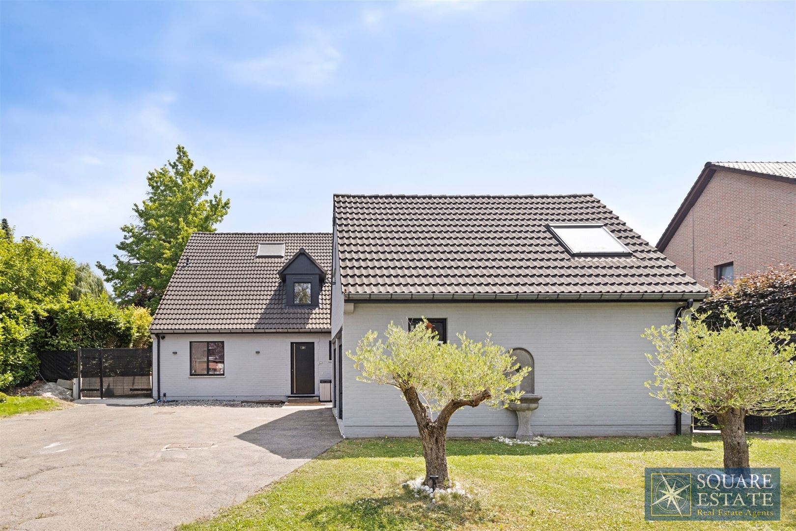 Wemmel, ruime en volledig gerenoveerde villa met 4 slaapkamers. foto {{pictureIndex}}