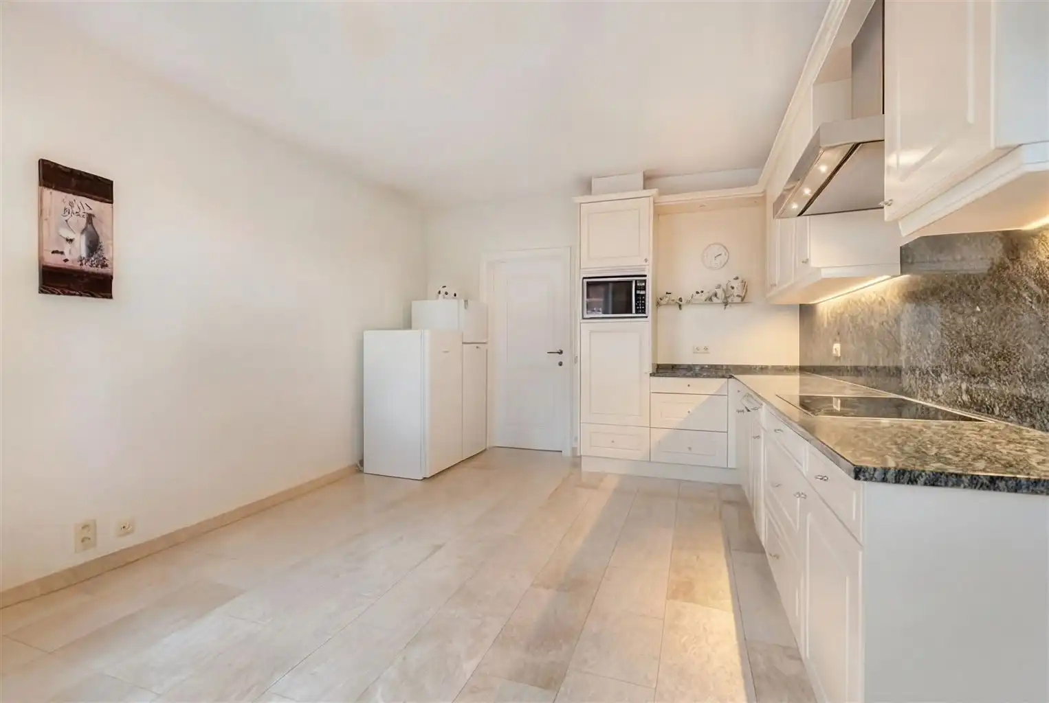 Prachtig, uitzonderlijk ruim appartement met 2 slaapkamers, 2 terrassen en inpandige garagebox, gelegen nabij het centrum van Maaseik. foto 9