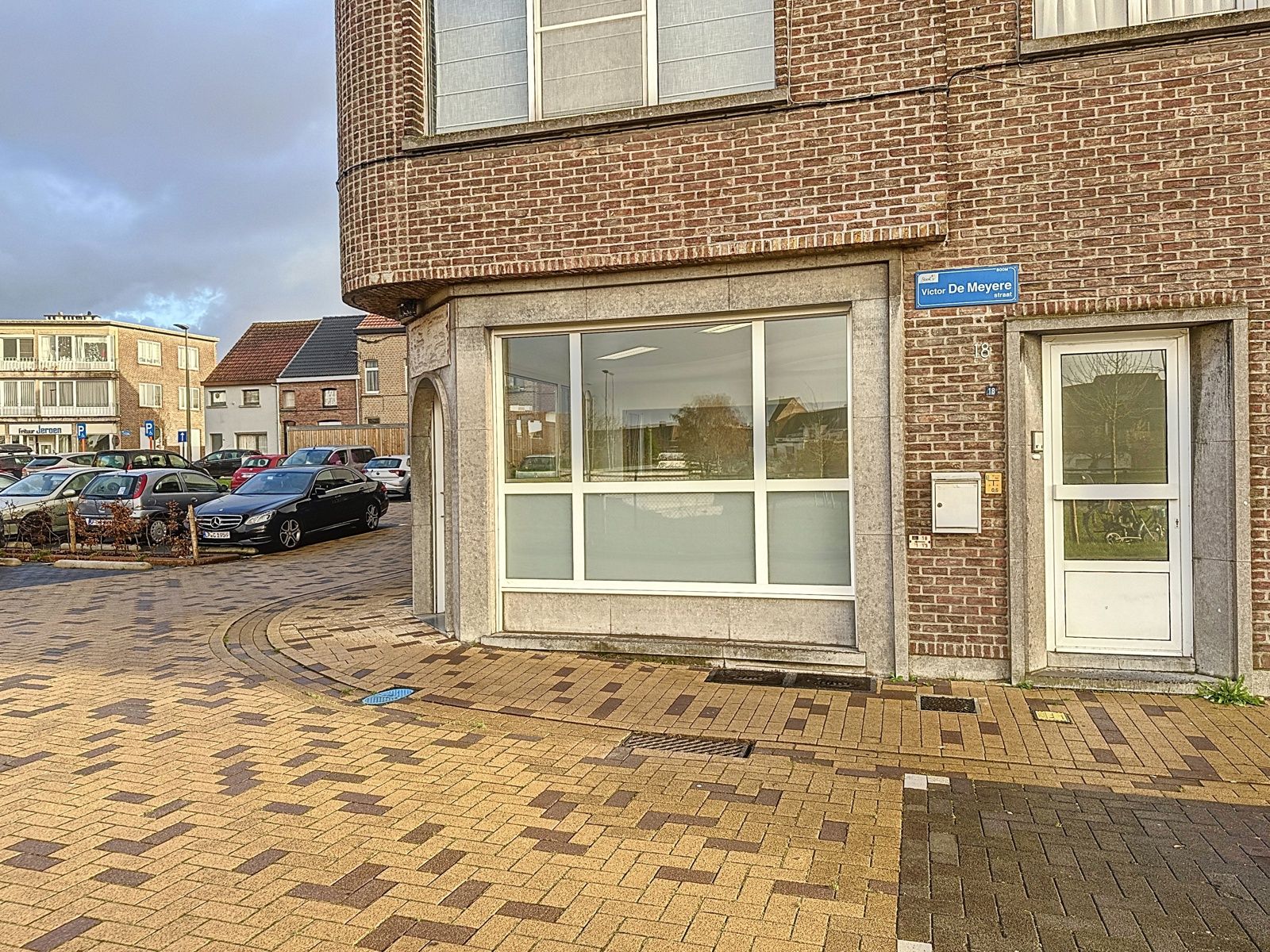 Commercieel gelegen hoekpand foto 3