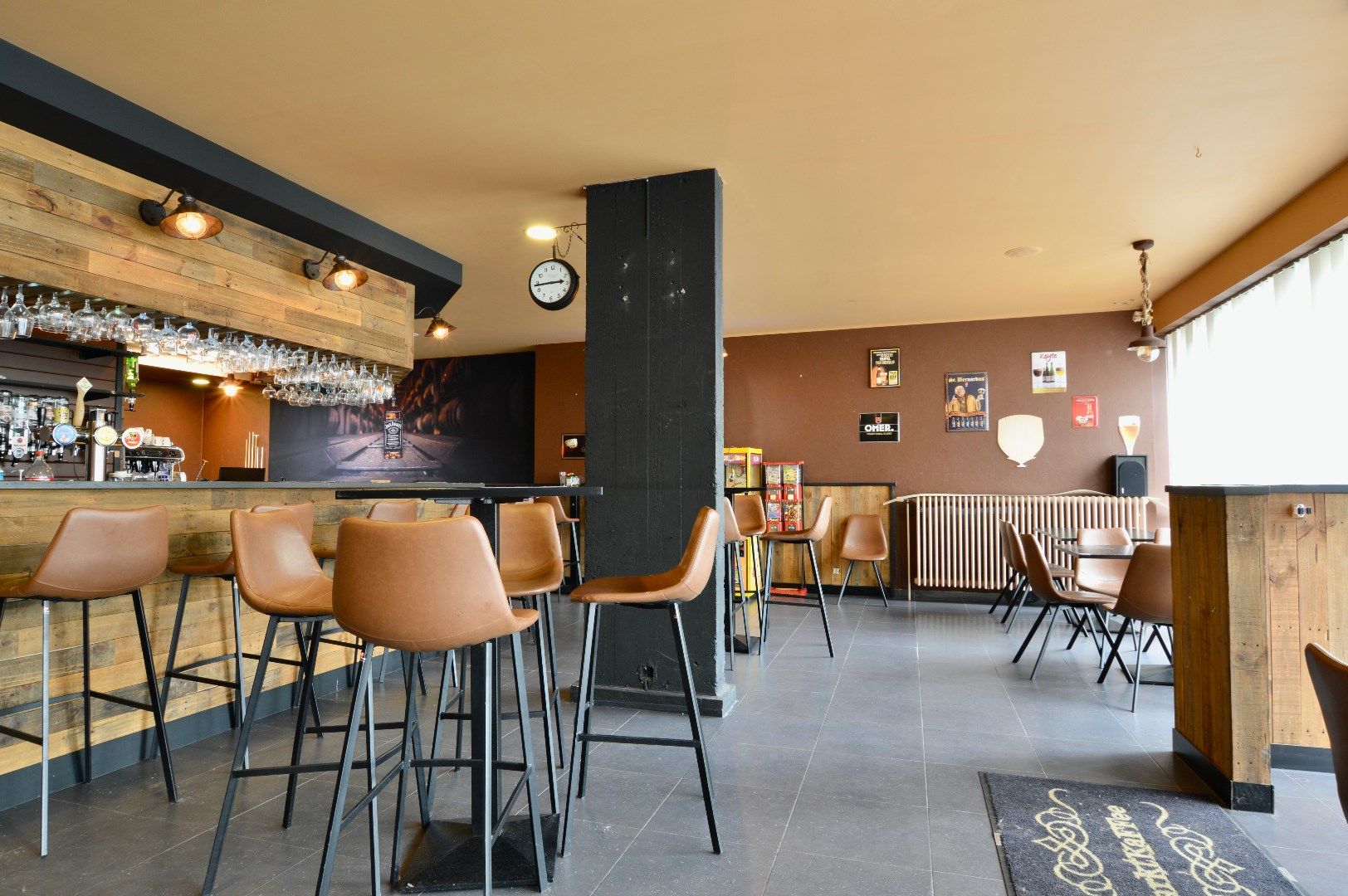Aantrekkelijk sfeercafé met ruime woonst en verschillende opslagruimtes  foto {{pictureIndex}}