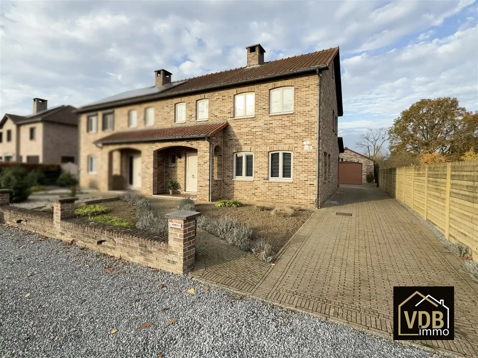 Instapklare halfopen bebouwing met 3 slaapkamers foto {{pictureIndex}}