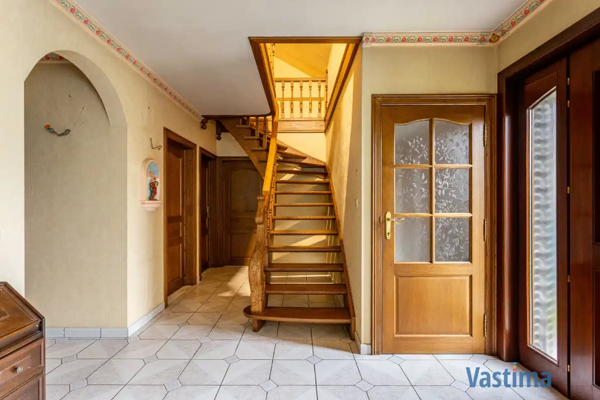 Ruime halfopen bungalow met grote kelder, 3 slaapkamers en zonnige tuin foto 7