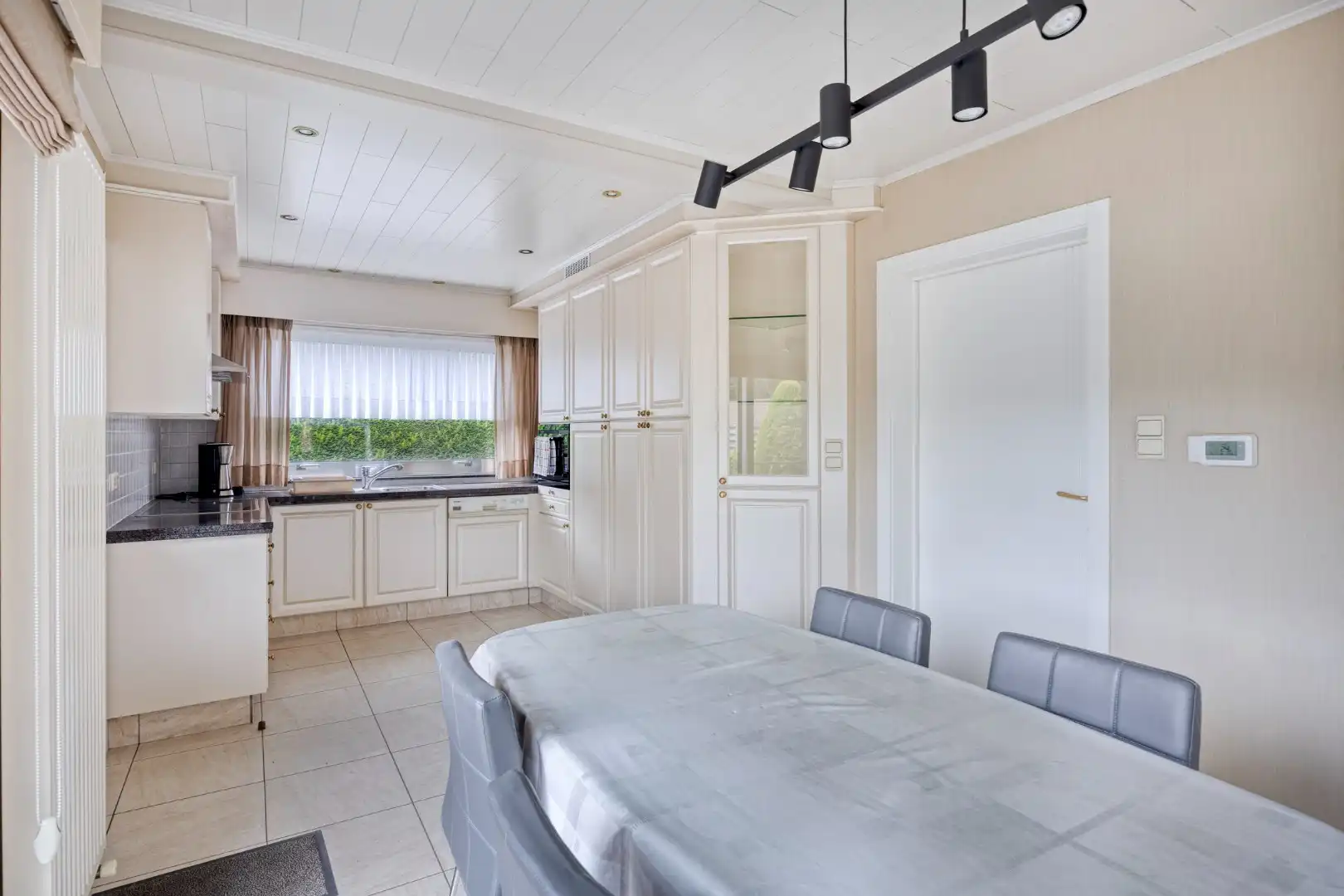 Ruim ingedeelde woning met ioa 4 slpks op een rustige en centrale ligging. foto 8