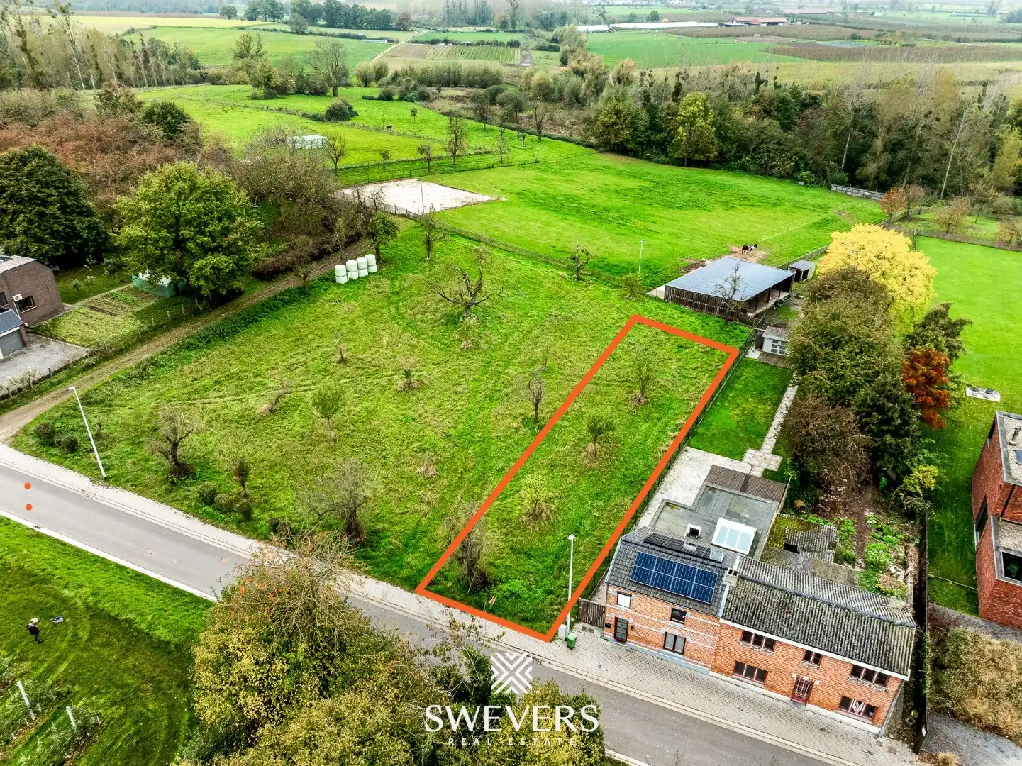 Zonnige bouwgrond voor halfopen bebouwing in Borgloon foto {{pictureIndex}}