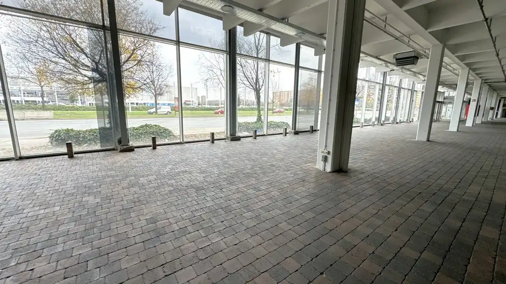 Magazijn met showroom te huur op commerciële site in haven Antwerpen foto 5