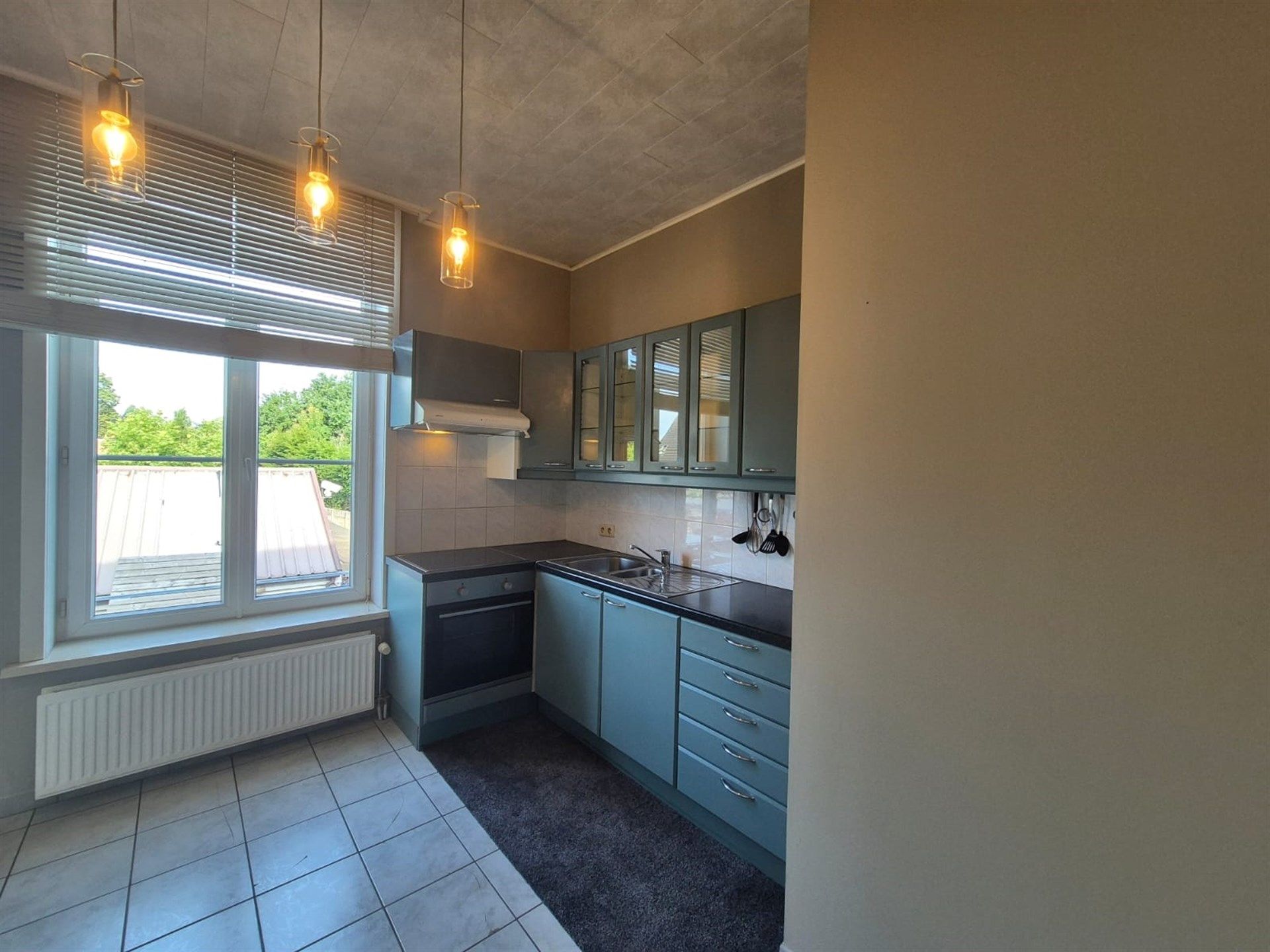 Zeer centraal en rustig gelegen, zeer ruim duplexappartement op de eerste verdieping met privéparking voor 2 wagens. foto 10