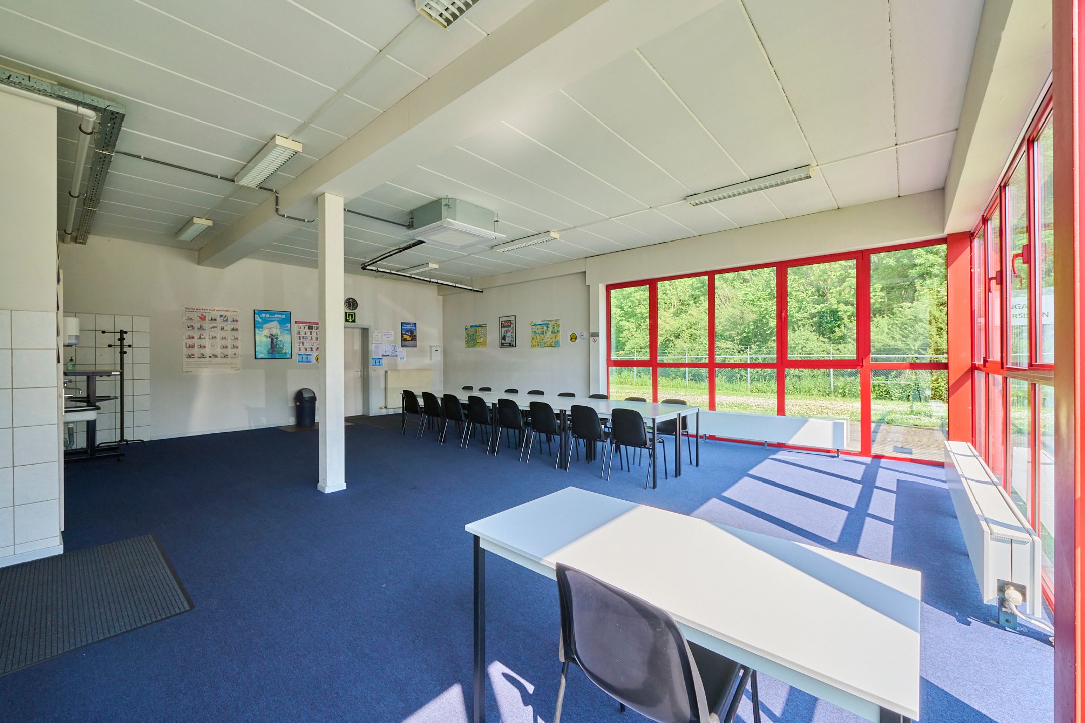  TE HUUR- HAL & KANTOOR in topconditie foto 10