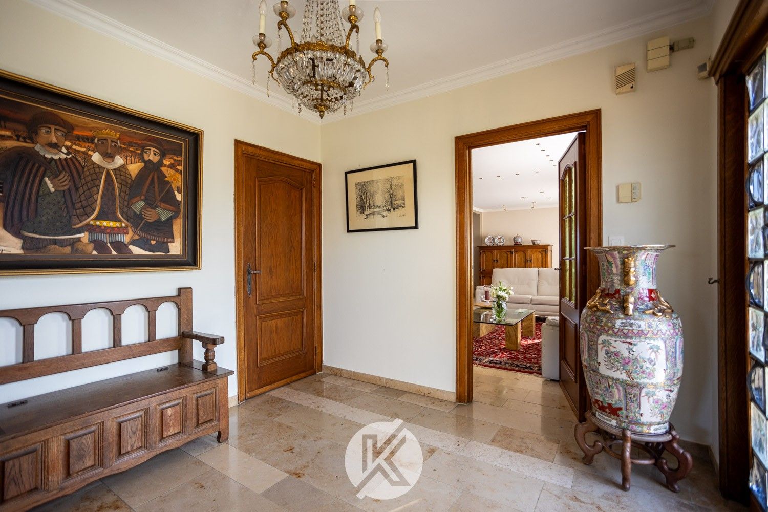Robuuste, tijdloze villa met veel potentieel foto 4