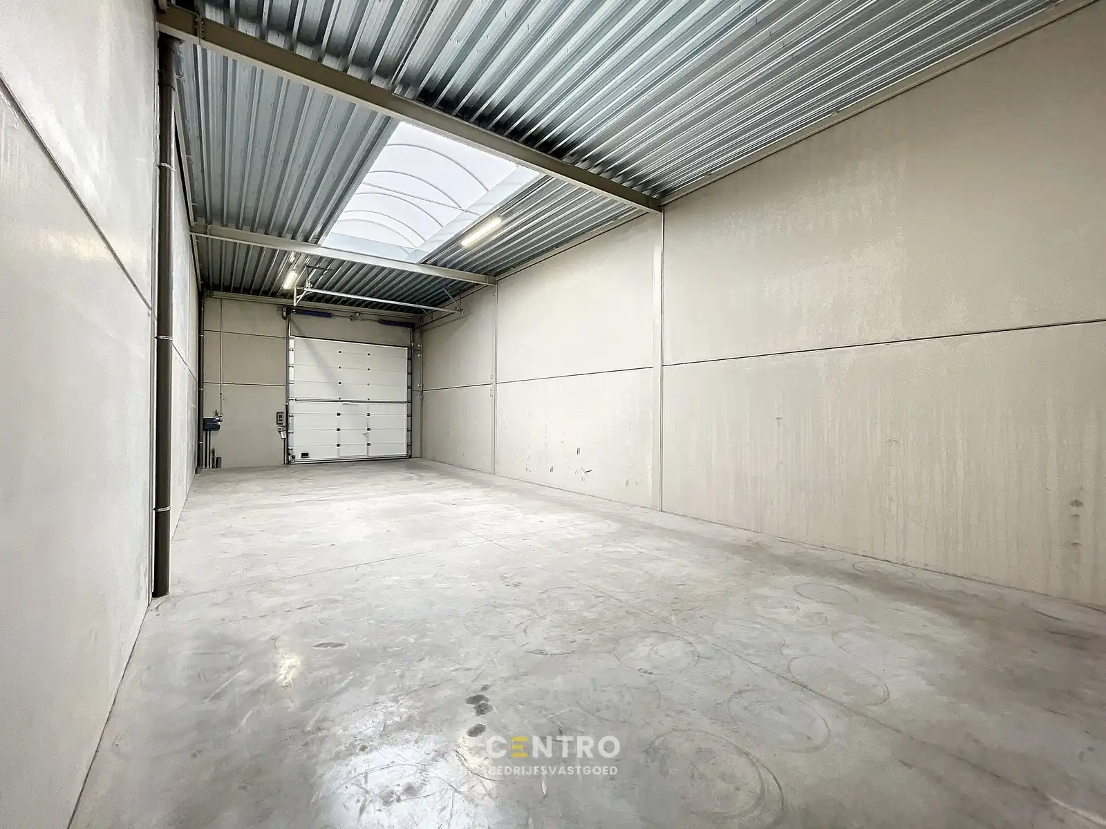 Geïsoleerde NB OPSLAGRUIMTE (±122m²) met hoge sectionaalpoort en private parking voor de deur. Op ambachtelijke zone te Maldegem. foto 3