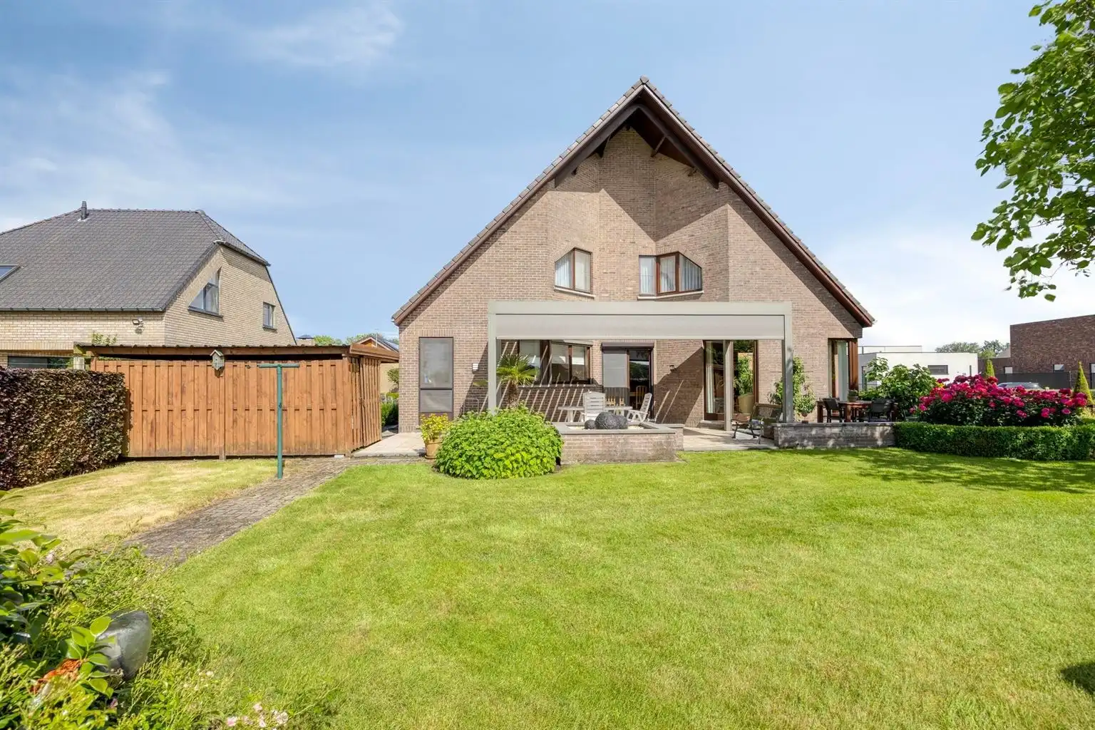 Toffe, vrijstaande split-level woning met 4 slaapkamers, inpandige garage, prachtig aangelegde tuin en zonnepanelen, rustig gelegen in het landelijke Ophoven.  foto 37