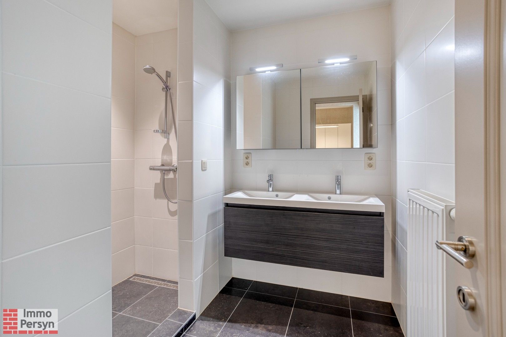 Ruim gelijkvloers appartement met tuin en 2 staanplaatsen. foto 28