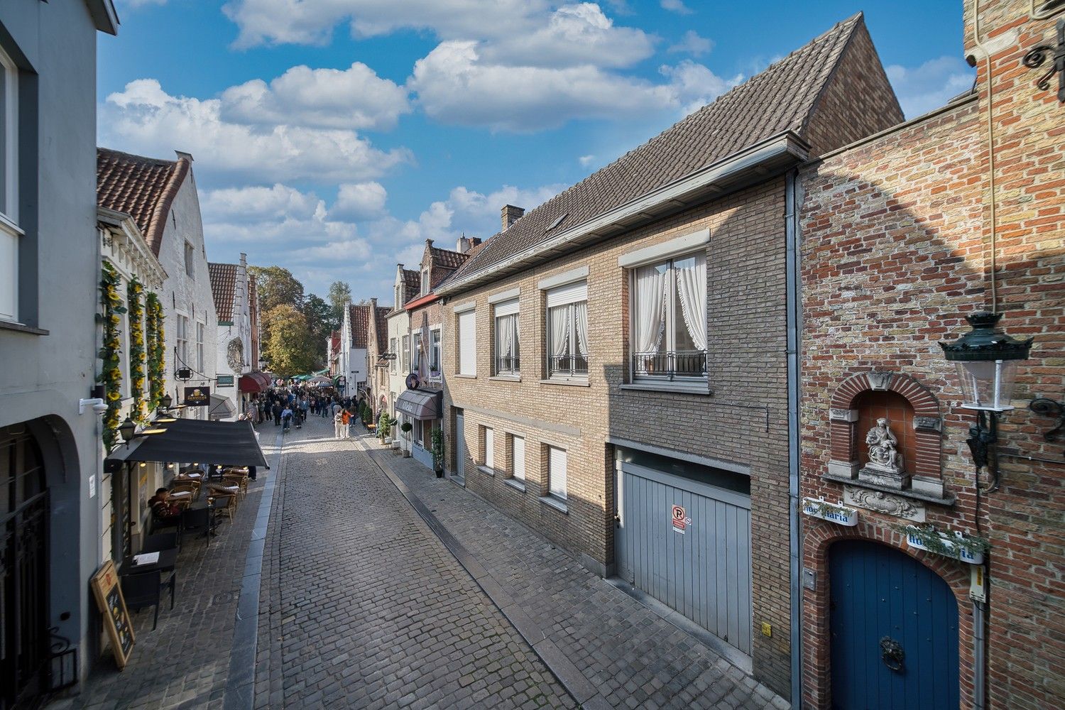 Hartje Brugge  TOP  TOERISTISCHE LIGGING , in de GOUDEN DRIEHOEK, Uitzonderlijk HANDELSPAND ( gevelbreedte 11 meter)                          LICHTRIJKE WINKELRUIMTE ,uitgevend op  Exclusieve STADSPATIO met overdekte rondgang van 105m²+ GARAGE van 30 m² UNIEK  IN BRUGGE op dergelijke ligging ! ERBOVEN lichtrijk ruim APPARTEMENT met zonneterras, foto 11
