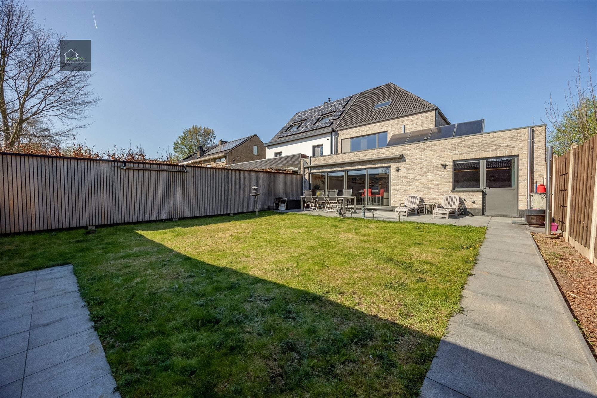 Moderne, energiezuinige halfopen woning in de rustige Vredewijk foto 12
