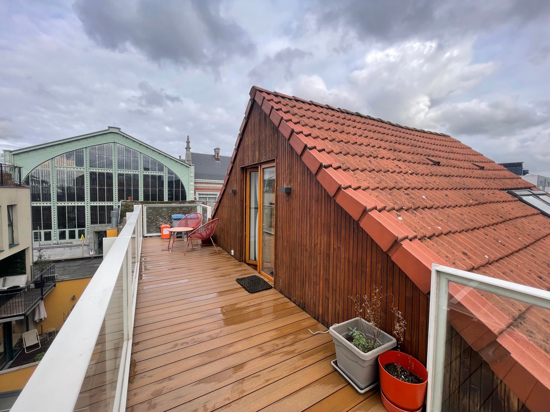 Bemeubelde loft met veel lichtinval foto 9
