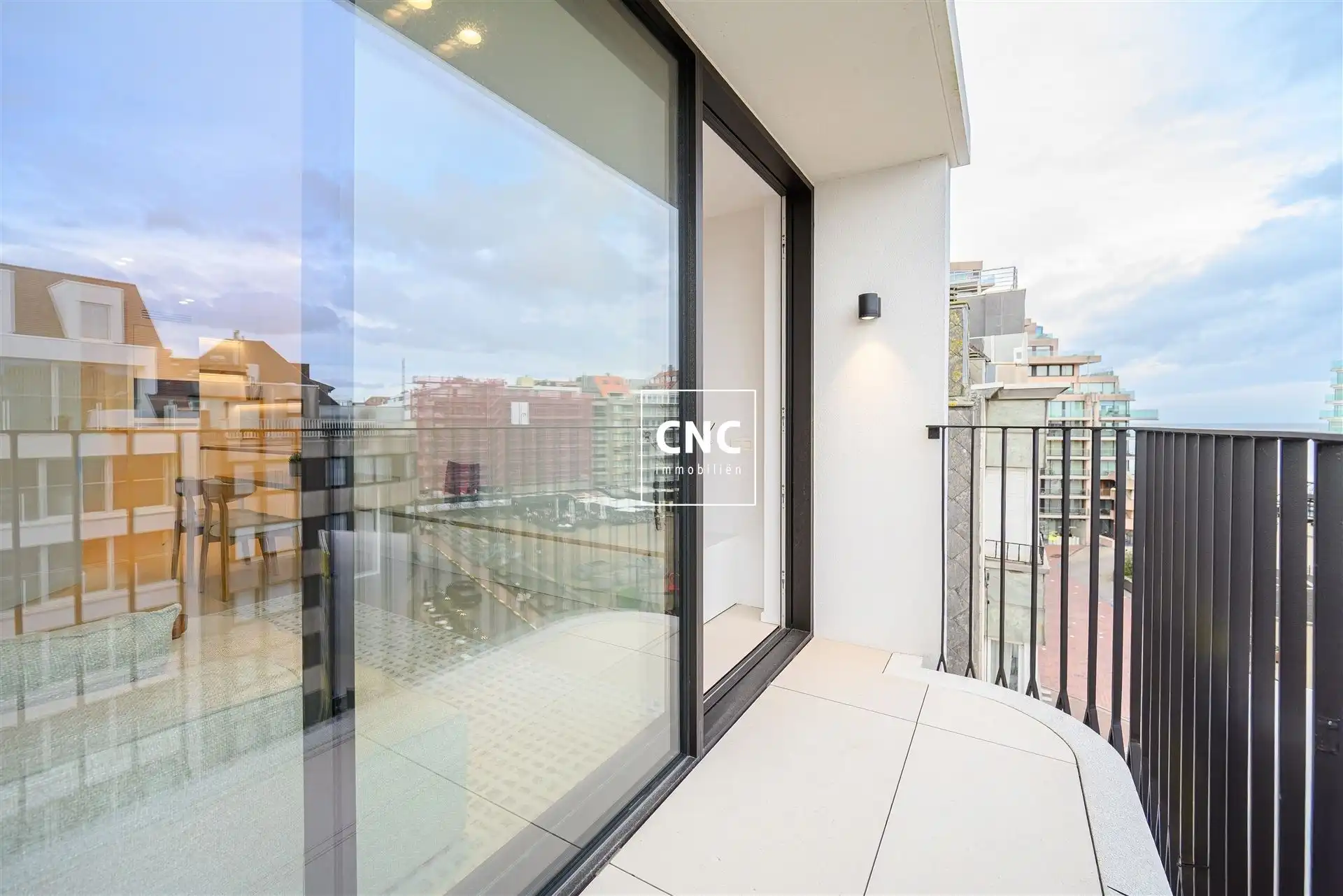 Stijlvol nieuwbouwappartement met zijdelings zeezicht foto 6