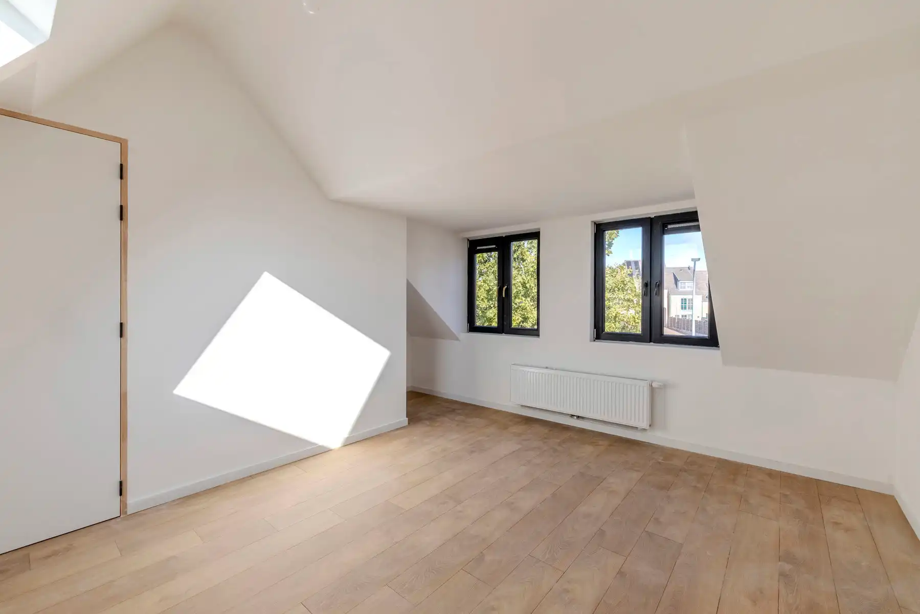 Gerenoveerde woning met 3 slpks, tuin en garage foto 16