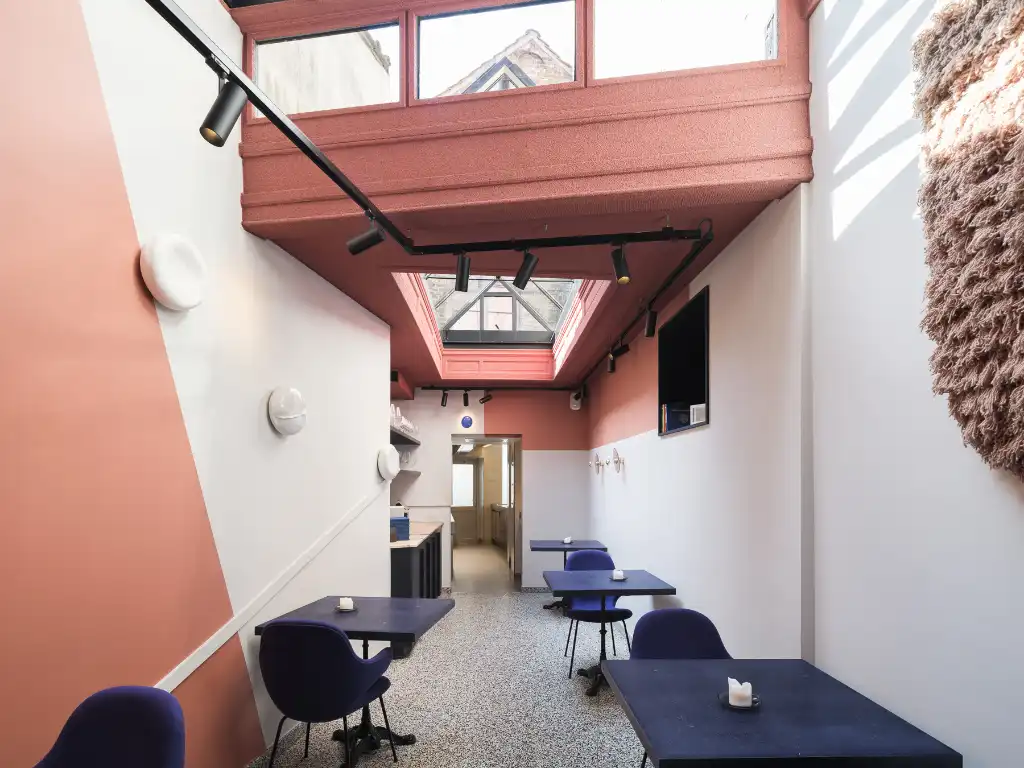 Karaktervol handelspand (restaurant + 2-slpk app) in het centrum van Gent foto {{pictureIndex}}