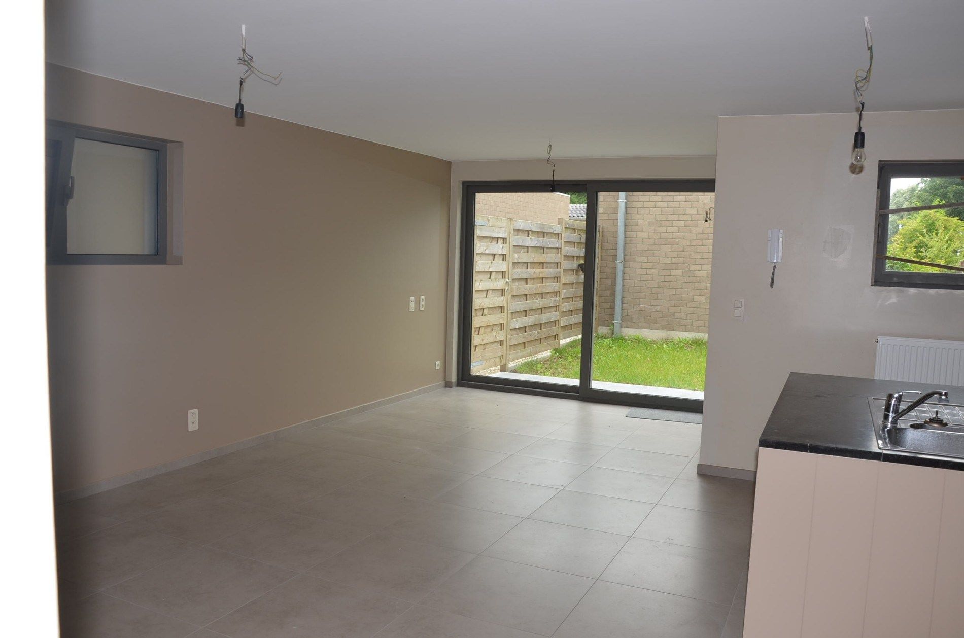 Gelijkvloers recent appartement met tuin. foto 6