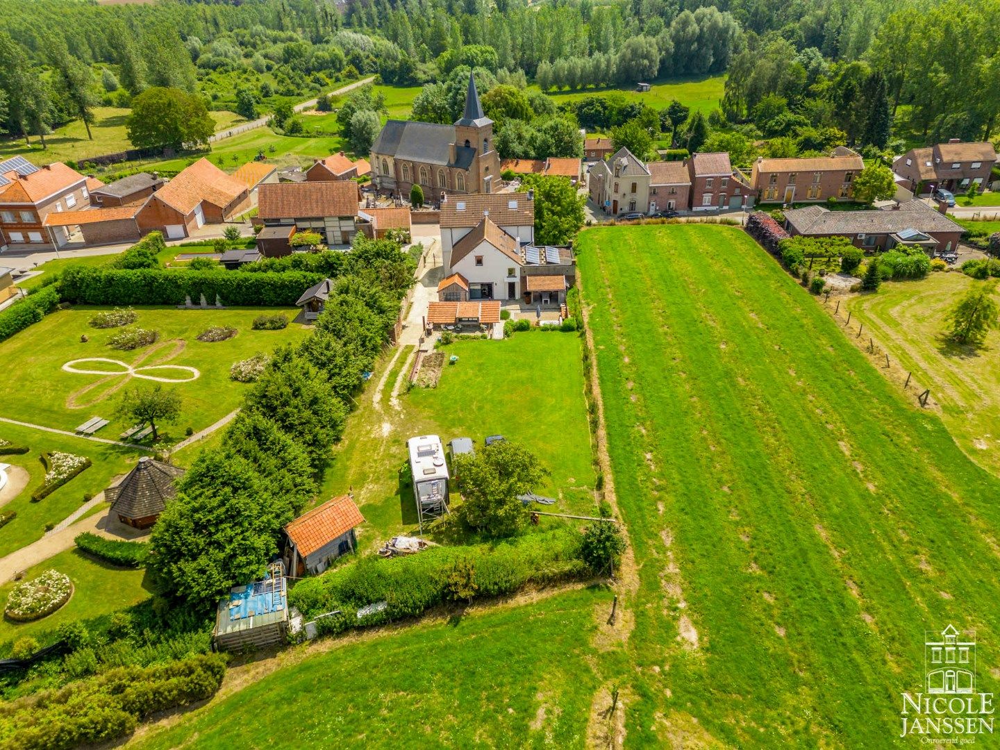 Statige woning op een aangename en rustige locatie foto 3