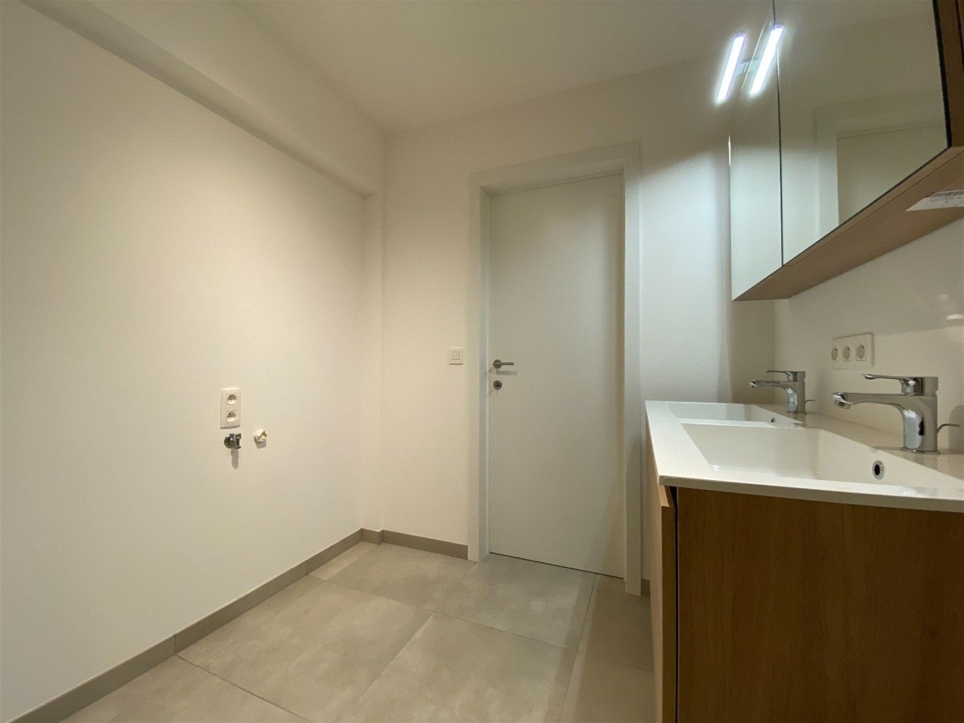 Totaal gerenoveerd, energiezuinige 2 slaapkamer appartement met terras. foto 17