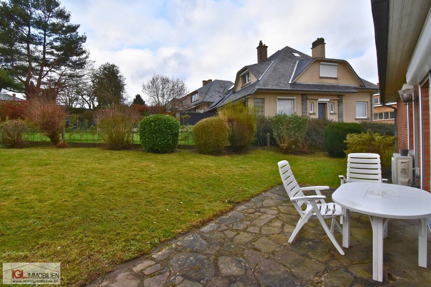 Ruime bungalow met dubbele garage en tuin te koop in Sint-Pieters-Leeuw foto 4