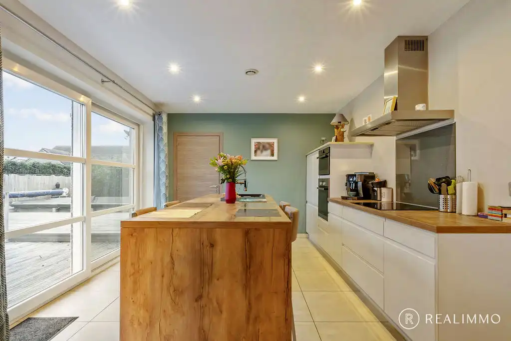 Ruime hedendaagse villa met zwembad in een gegeerde residentiële omgeving foto 11