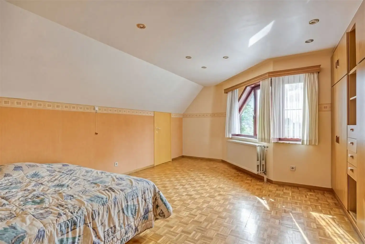 Toffe, vrijstaande split-level woning met 4 slaapkamers, inpandige garage, prachtig aangelegde tuin en zonnepanelen, rustig gelegen in het landelijke Ophoven.  foto 20