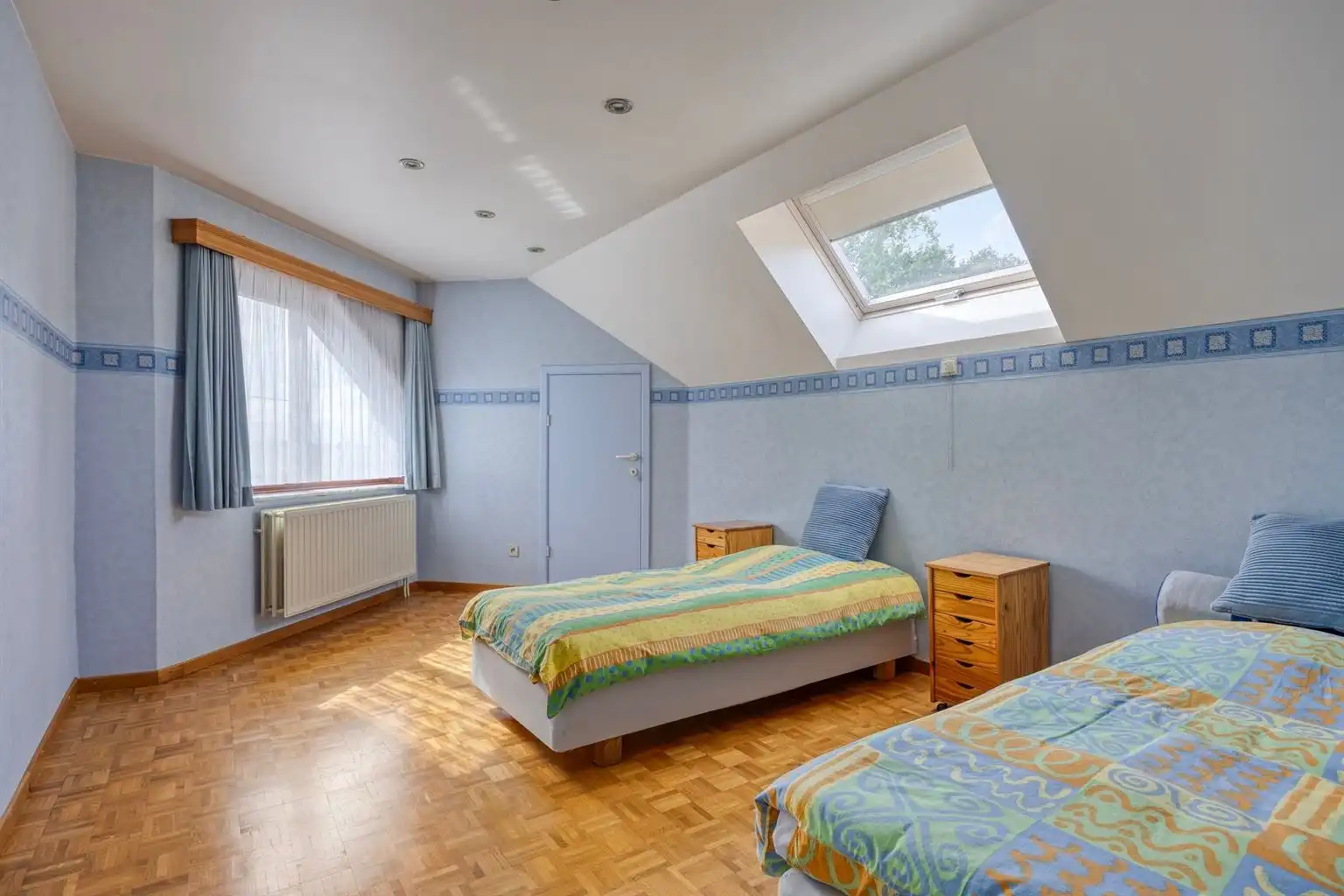 Toffe, vrijstaande split-level woning met 4 slaapkamers, inpandige garage, prachtig aangelegde tuin en zonnepanelen, rustig gelegen in het landelijke Ophoven.  foto 20