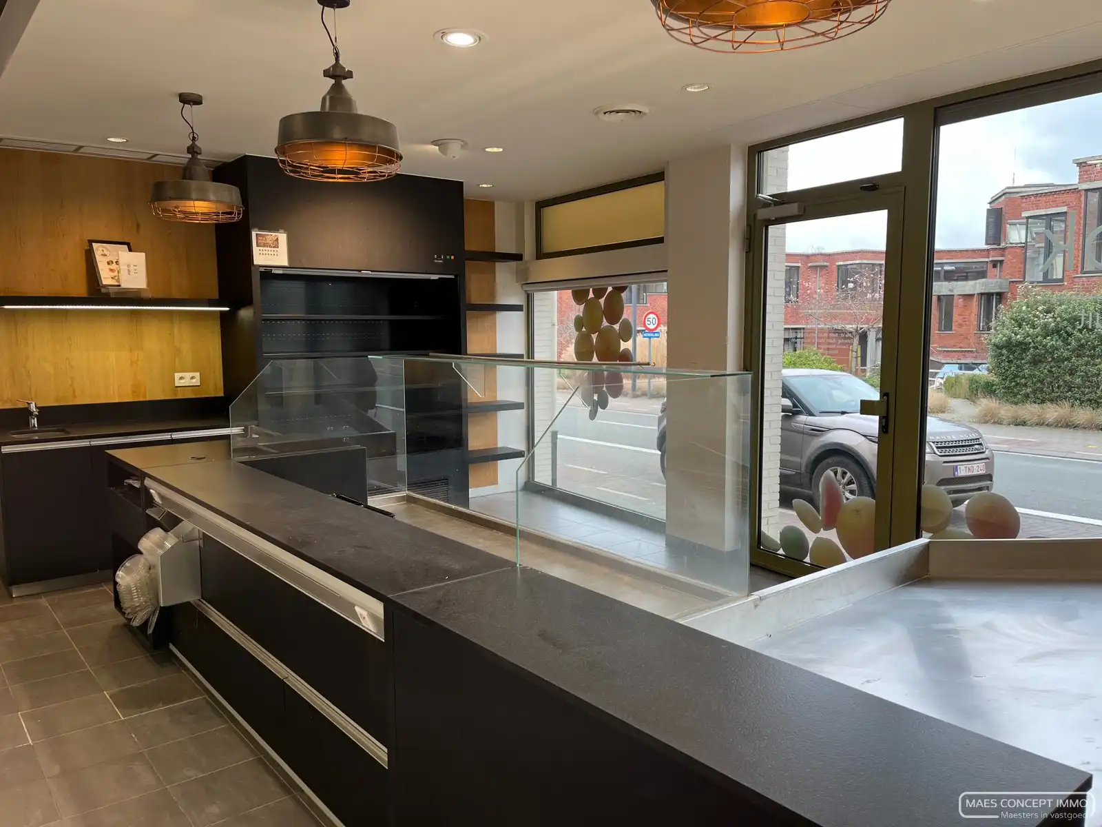 Centraal gelegen handelspand te huur in Anzegem langs drukke invalsweg foto 3