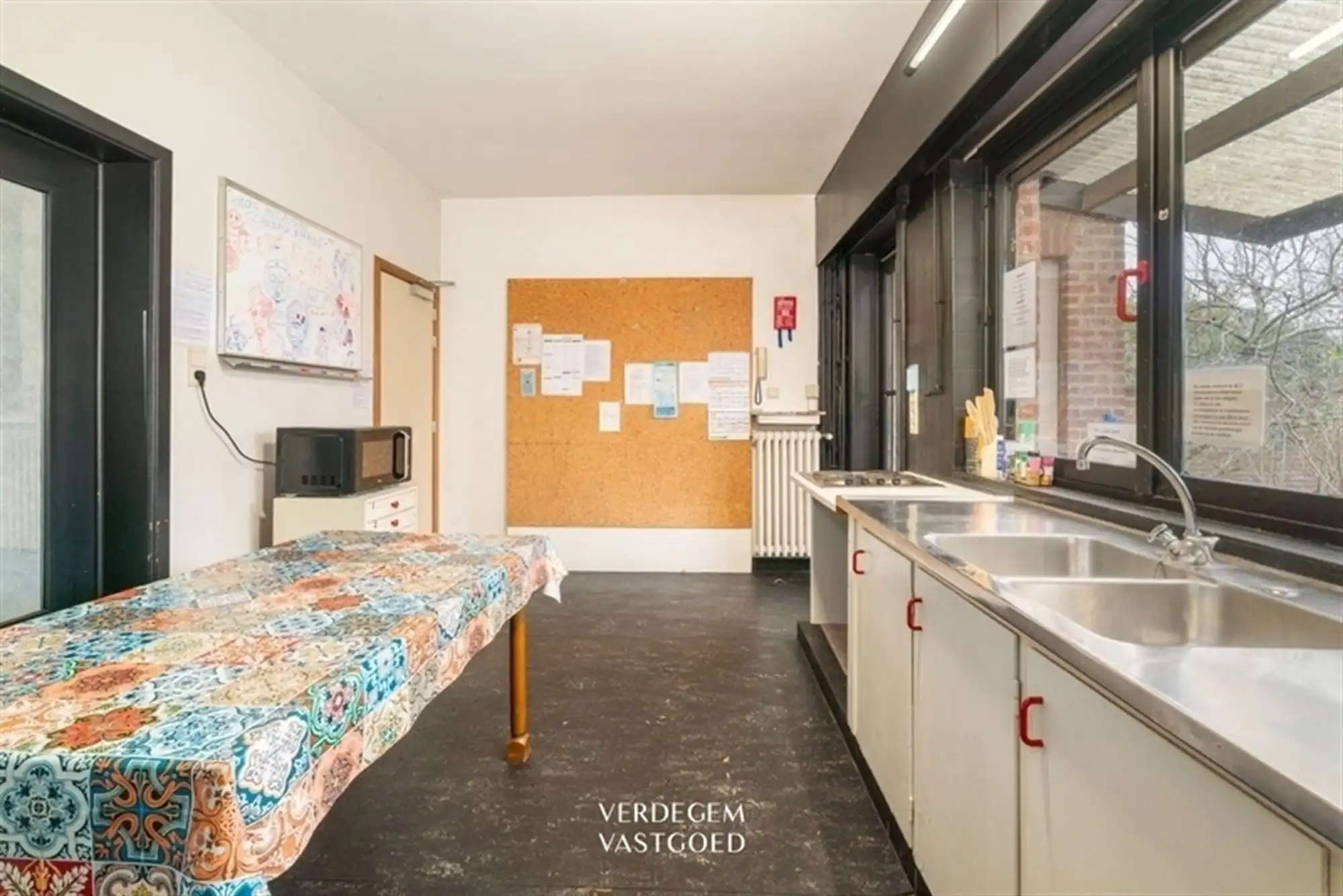 Architecturale woning met meerdere slaapkamers, garage en prachtige tuin foto 20