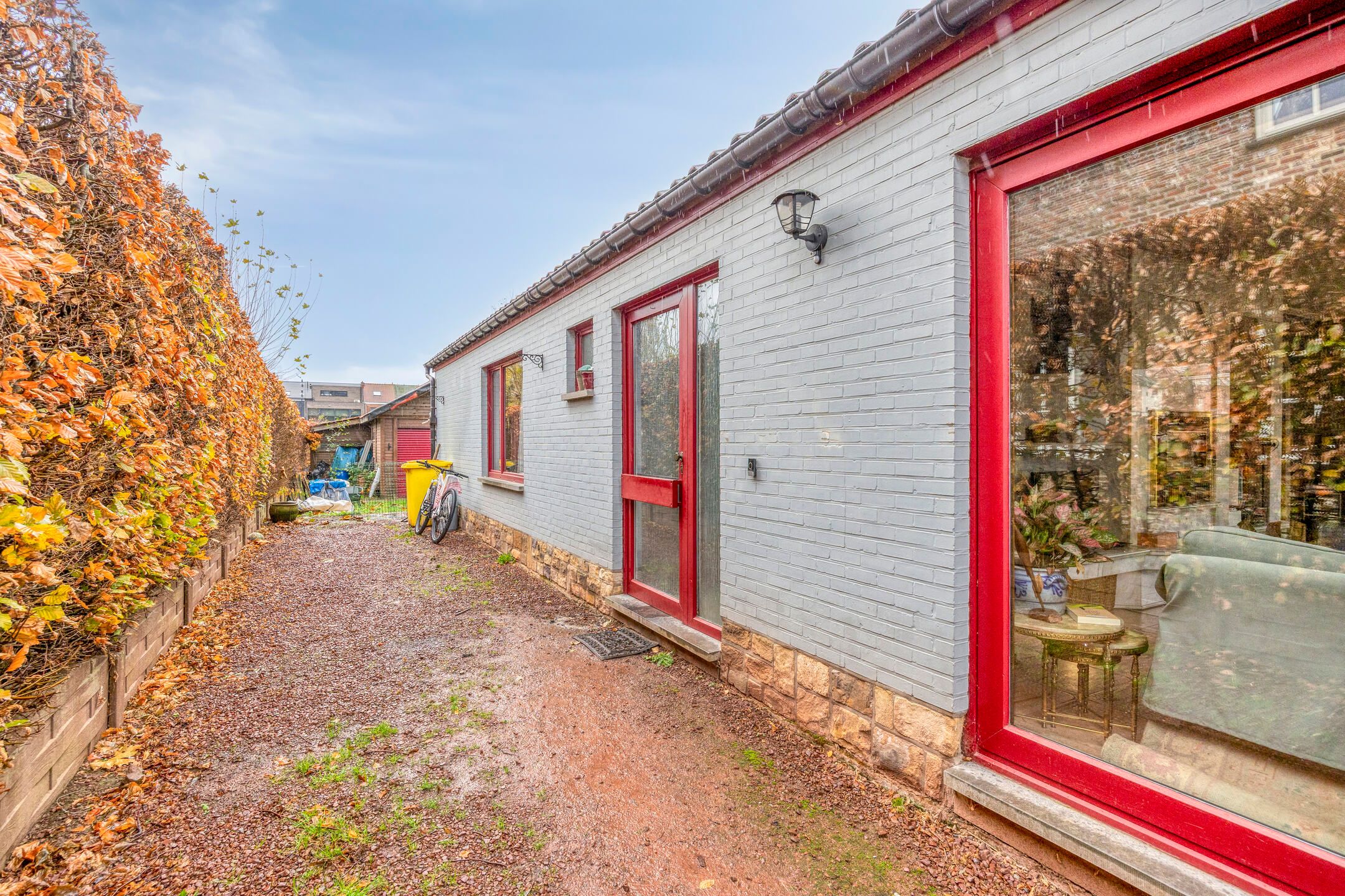 Rustig gelegen gelijkvloerse open bebouwing op 10a te Linden foto 2