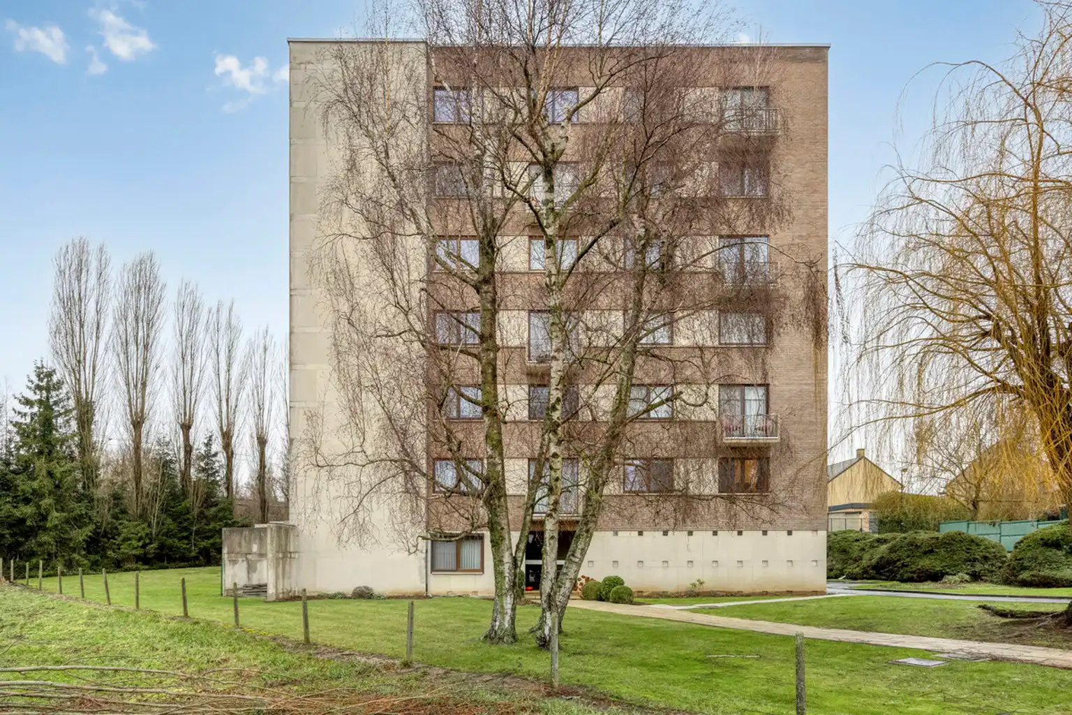 Gerenoveerd 3-slaapkamerappartement met staanplaats foto 2