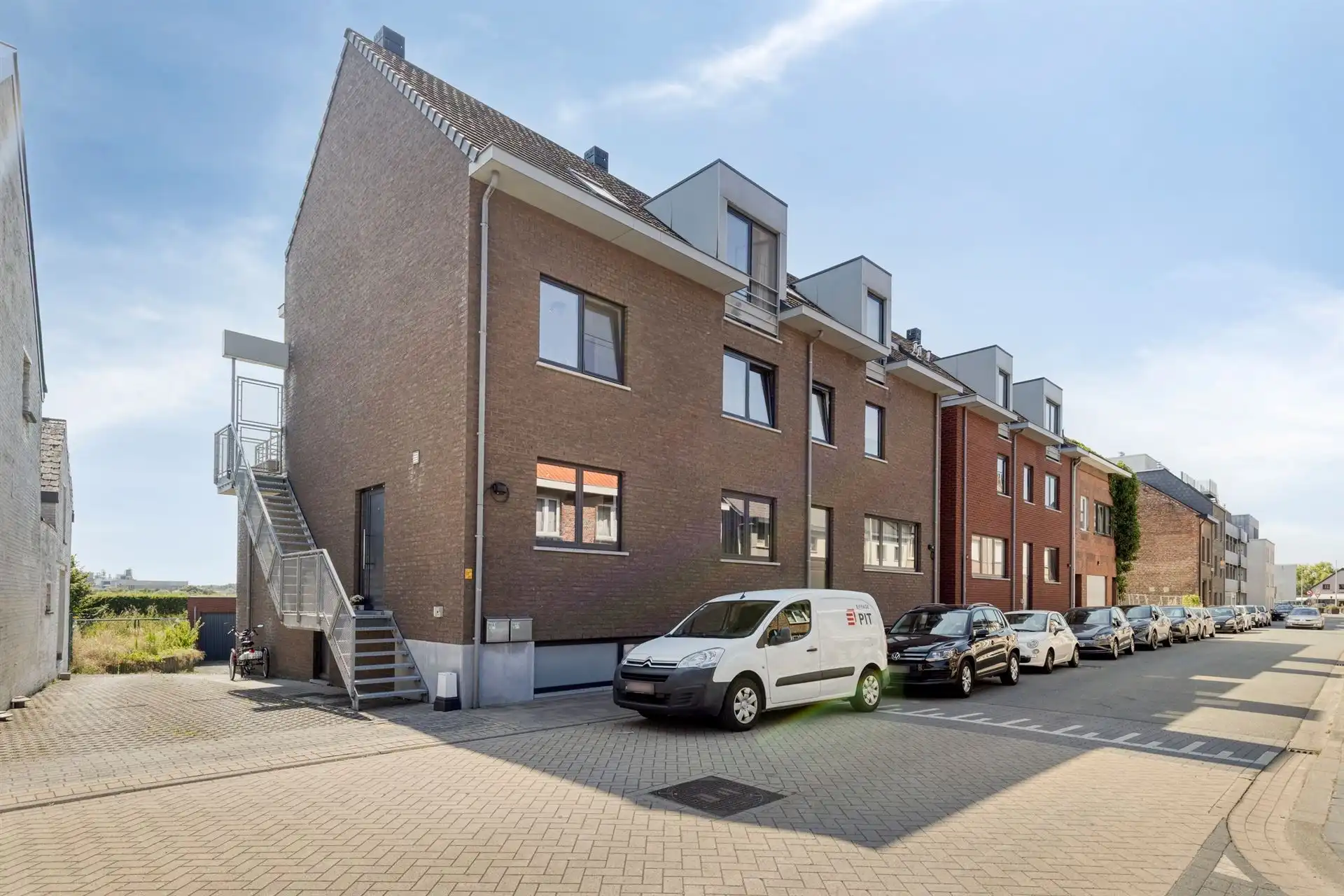 Duplex met 2 slaapkamers, terras en garage.  foto {{pictureIndex}}