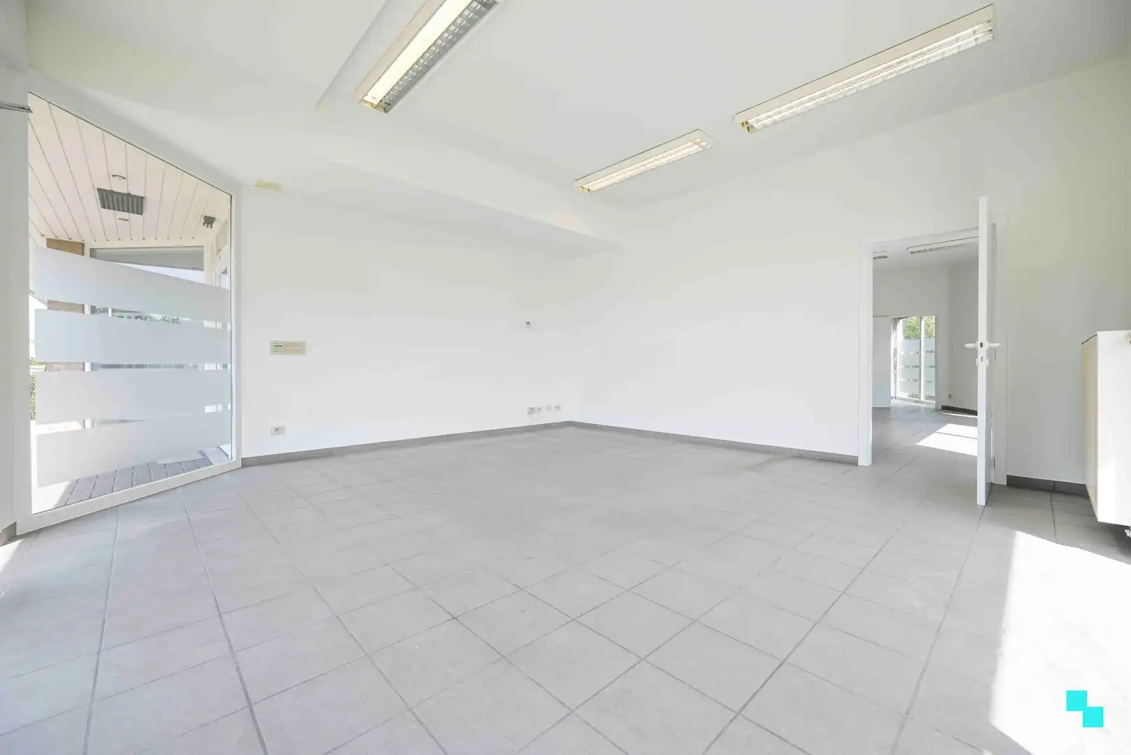 Handelsruimte met veel mogelijkheden op toplocatie in Oostrozebeke! foto 4
