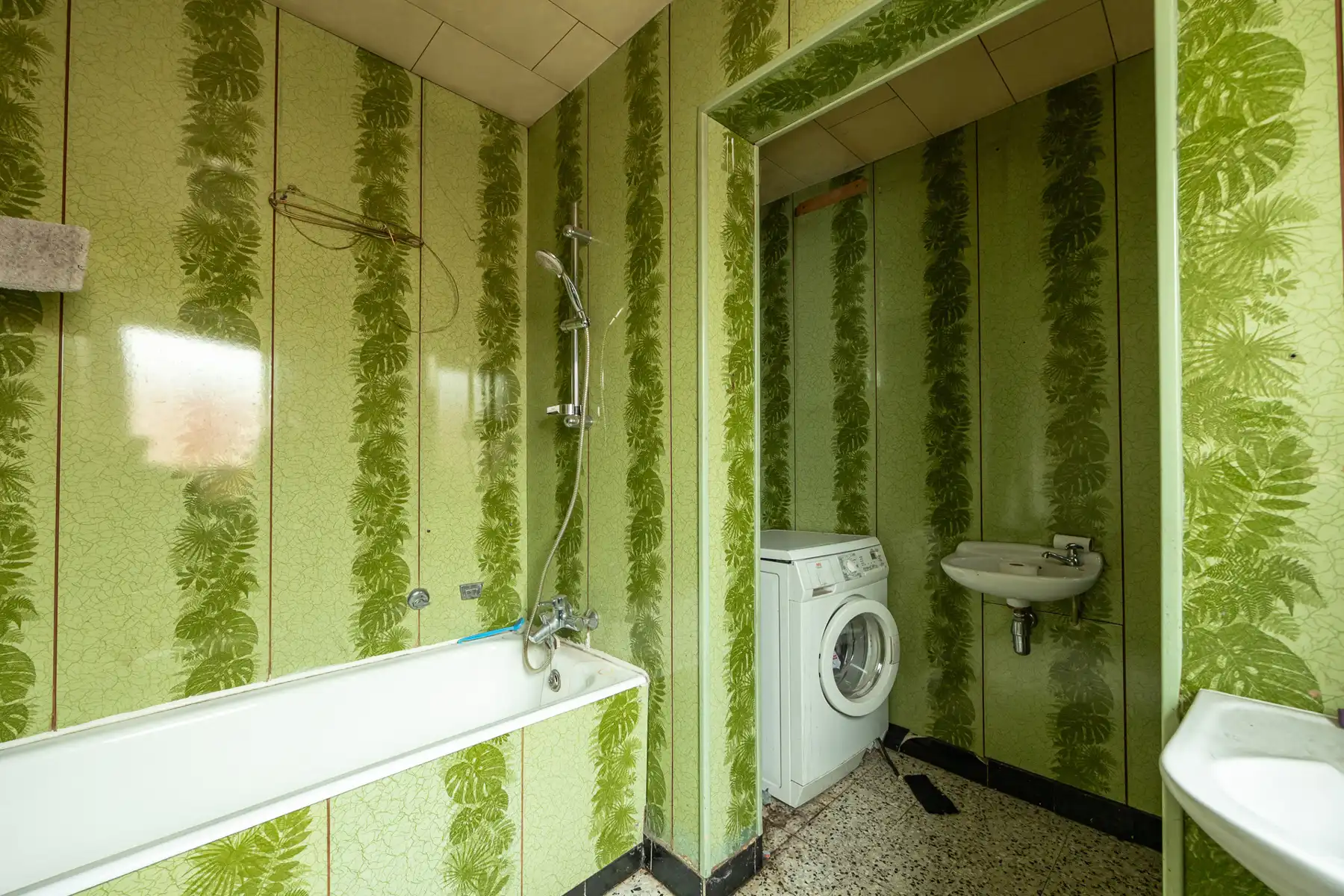 Totaal te renoveren EGW met 2 slpk, diepe tuin en fietsgang foto 8