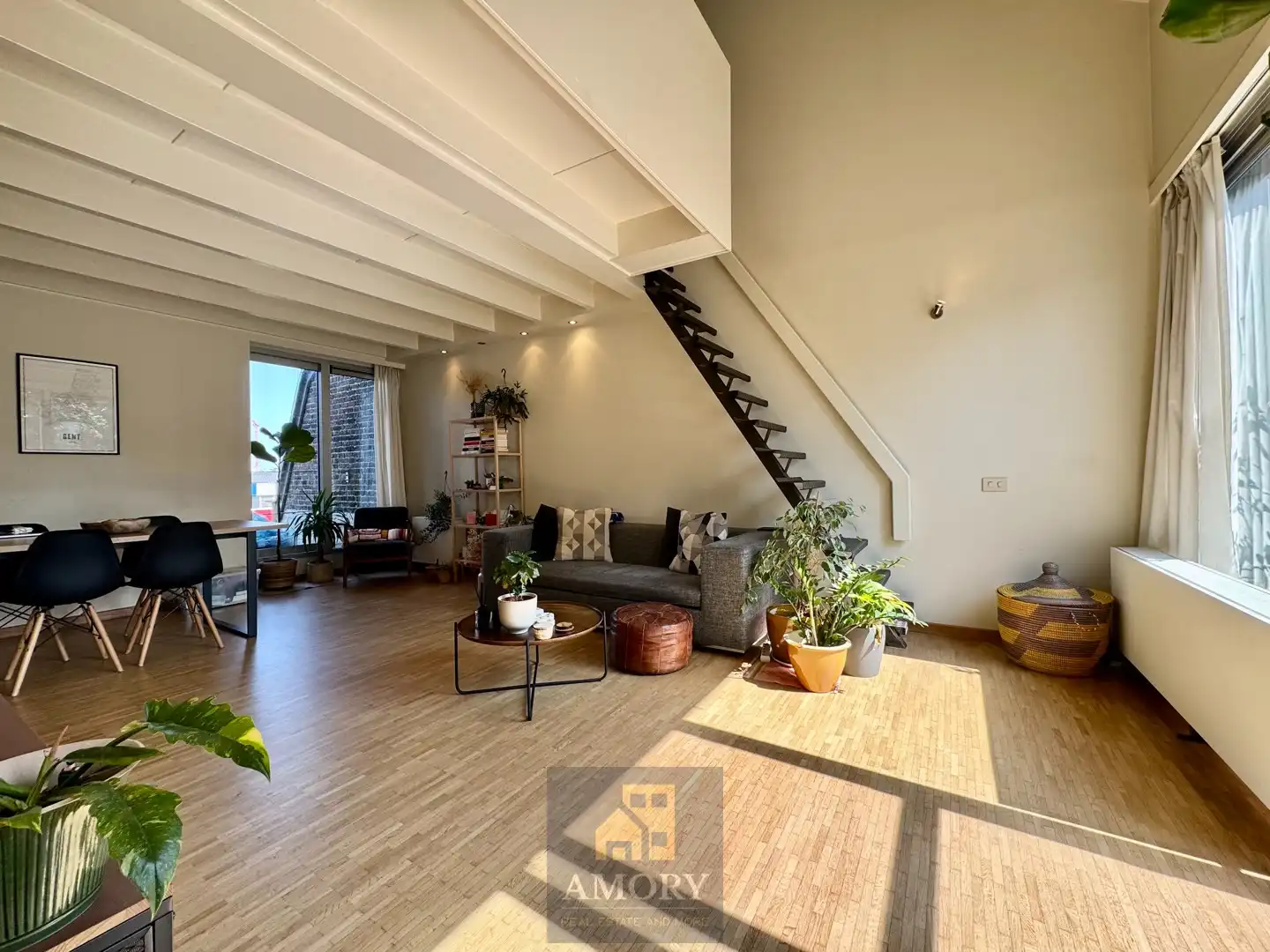 Toffe loft met 2 terrassen nabij St. Pieters Station! foto {{pictureIndex}}