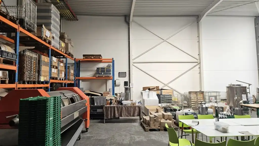 Drie afgewerkte KMO-bedrijfsgebouwen foto 9
