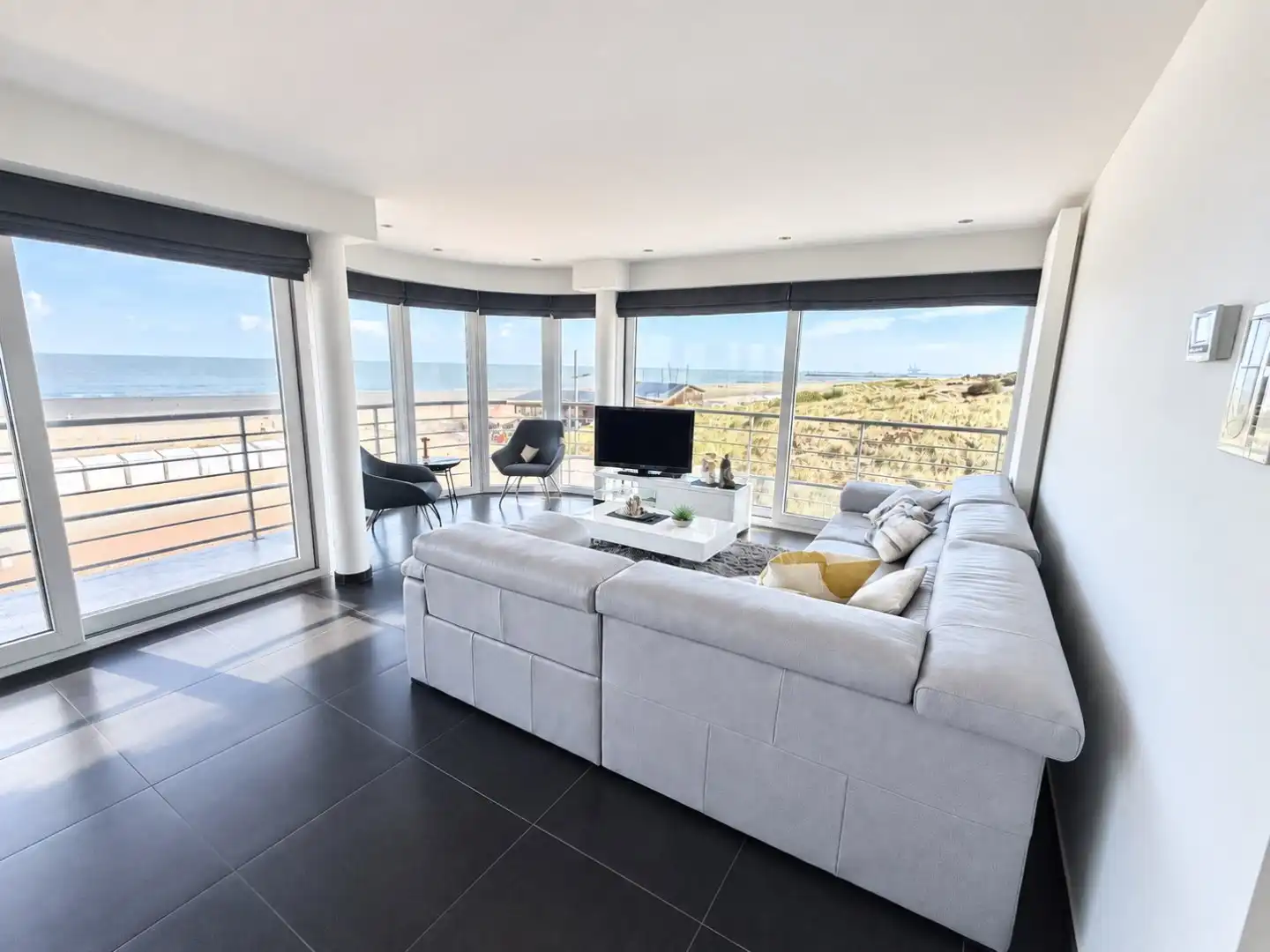 Prachtig Hoekappartement met Panoramisch Zee- en Duinenzicht foto 2