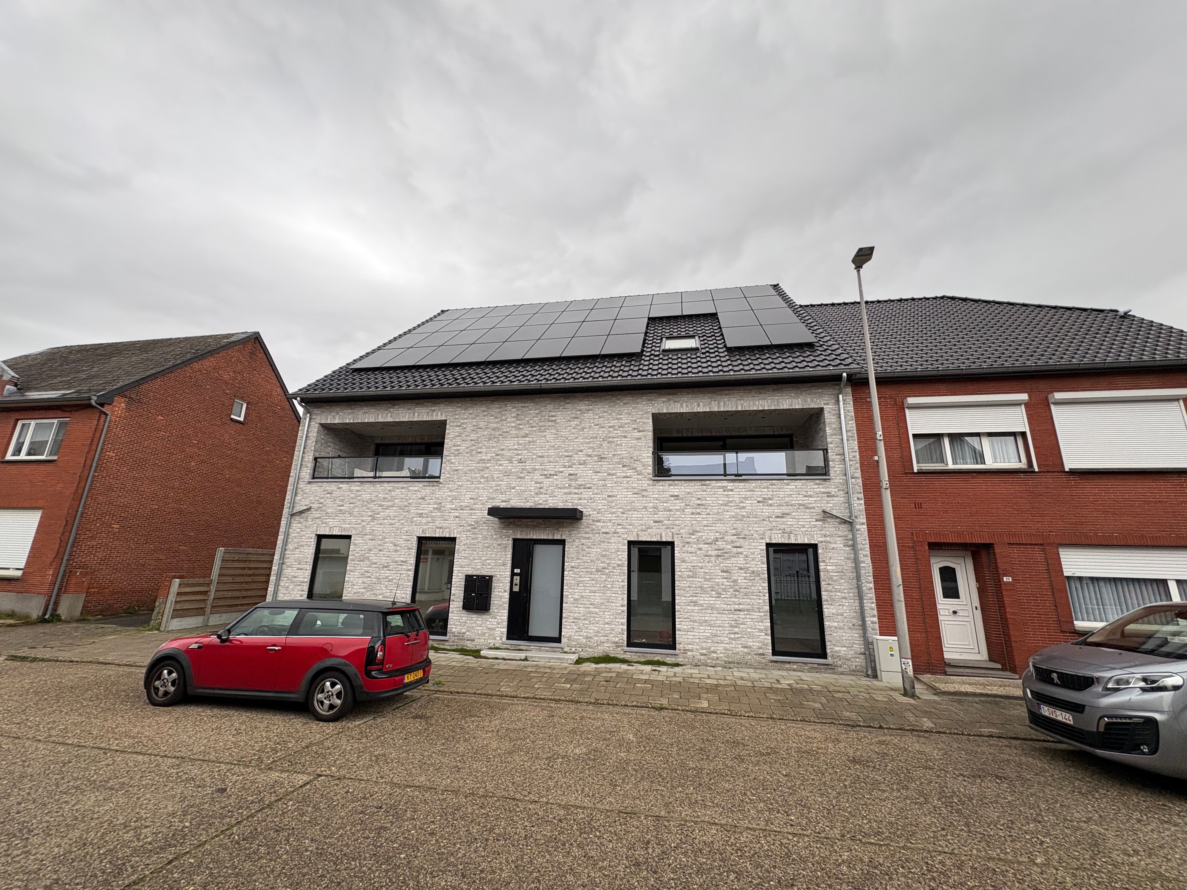Nieuwbouwappartement met 2 slpks, tuintje en carport met fietsenberging.  foto {{pictureIndex}}