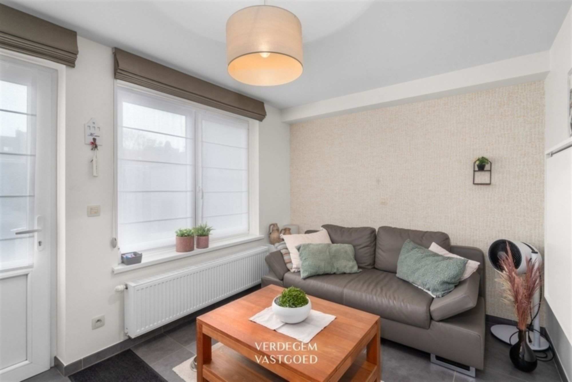 Instapklaar en knap afgewerkte woning met 2 garages, geniettuin en atelier/praktijk foto 18