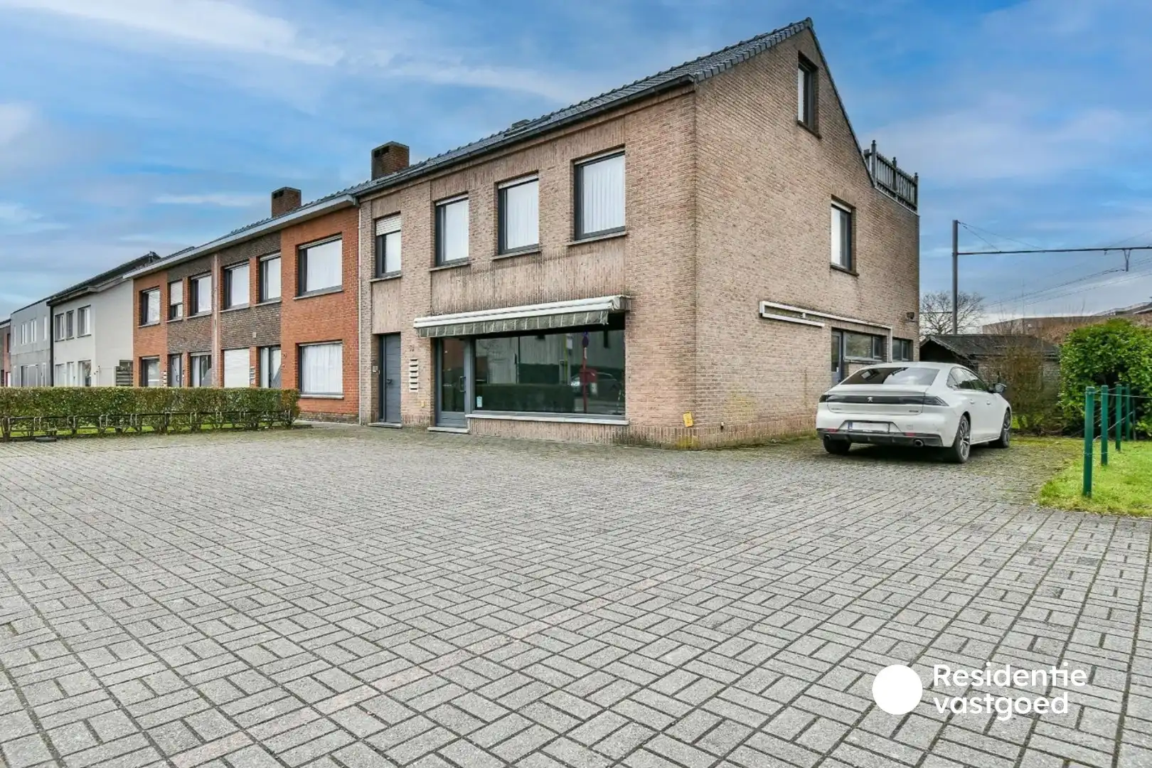 Veelzijdige eigendom in het hart van Torhout! foto 3