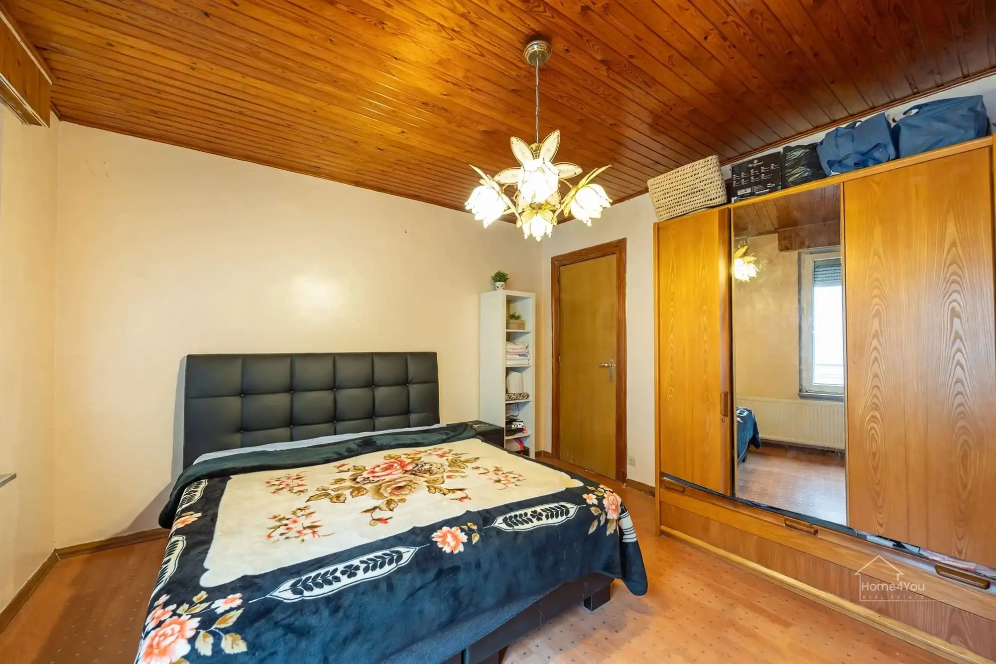Ruime op te frissen woning met 4 slpk op bruisende locatie! foto 8