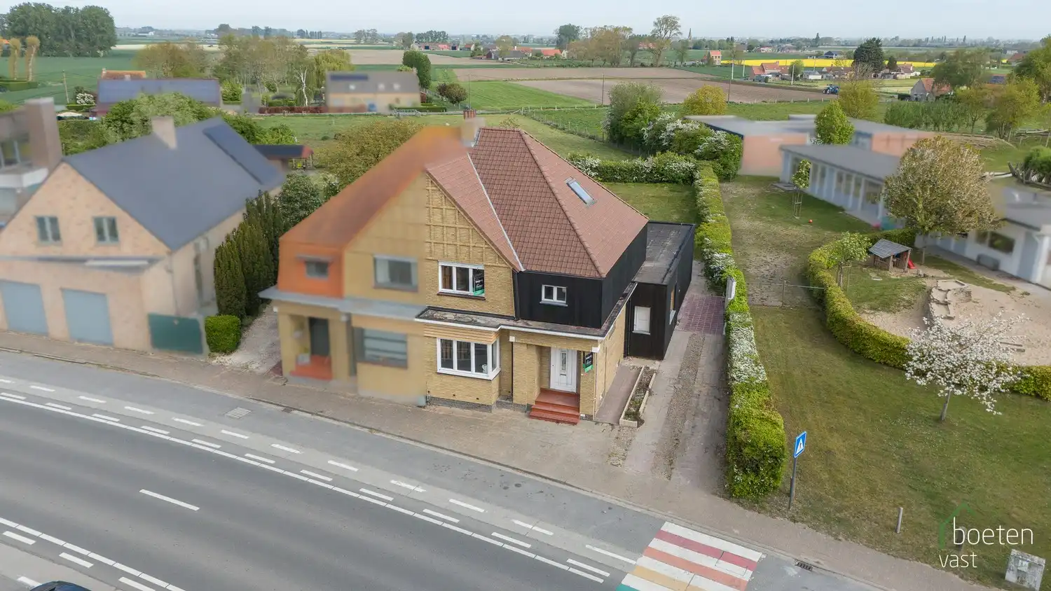 Alveringem: volledig gerenoveerde woning met karakter, ruimte (3 à 4 slpks) en topligging in Alveringem op 834m² grondopp. foto 2