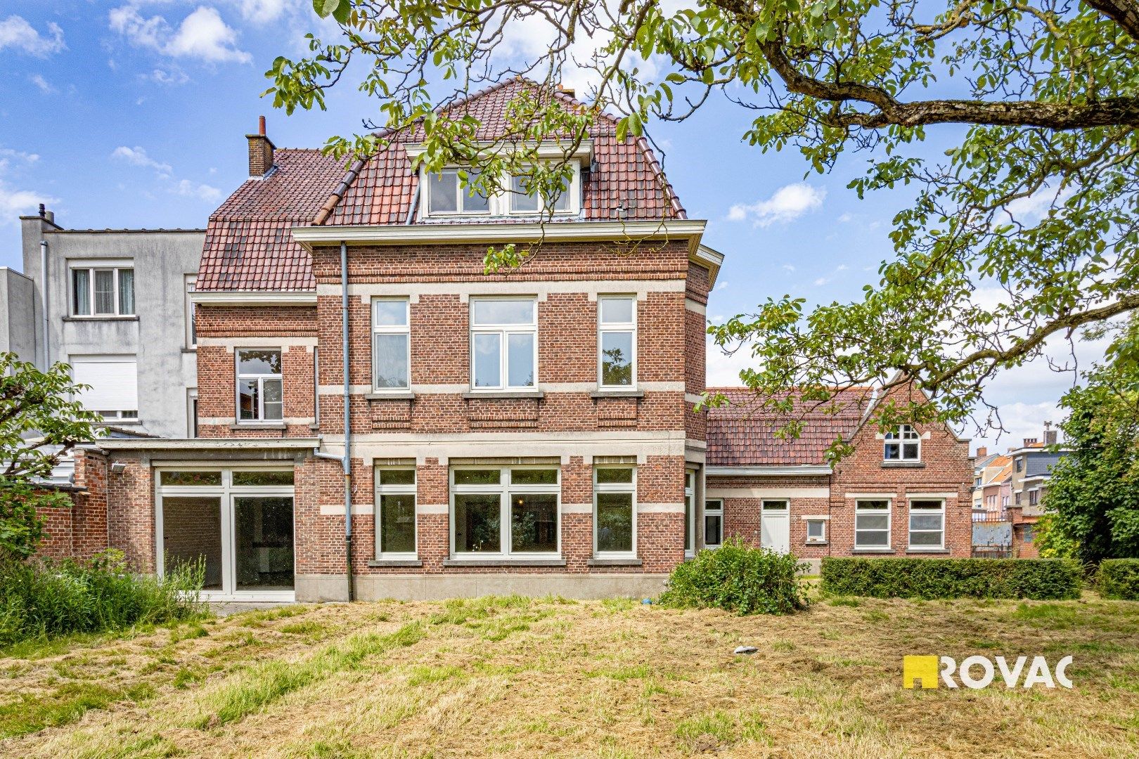 Hoofdfoto van de publicatie: Eclectische burgerwoning met prachtige tuin in centrum Izegem