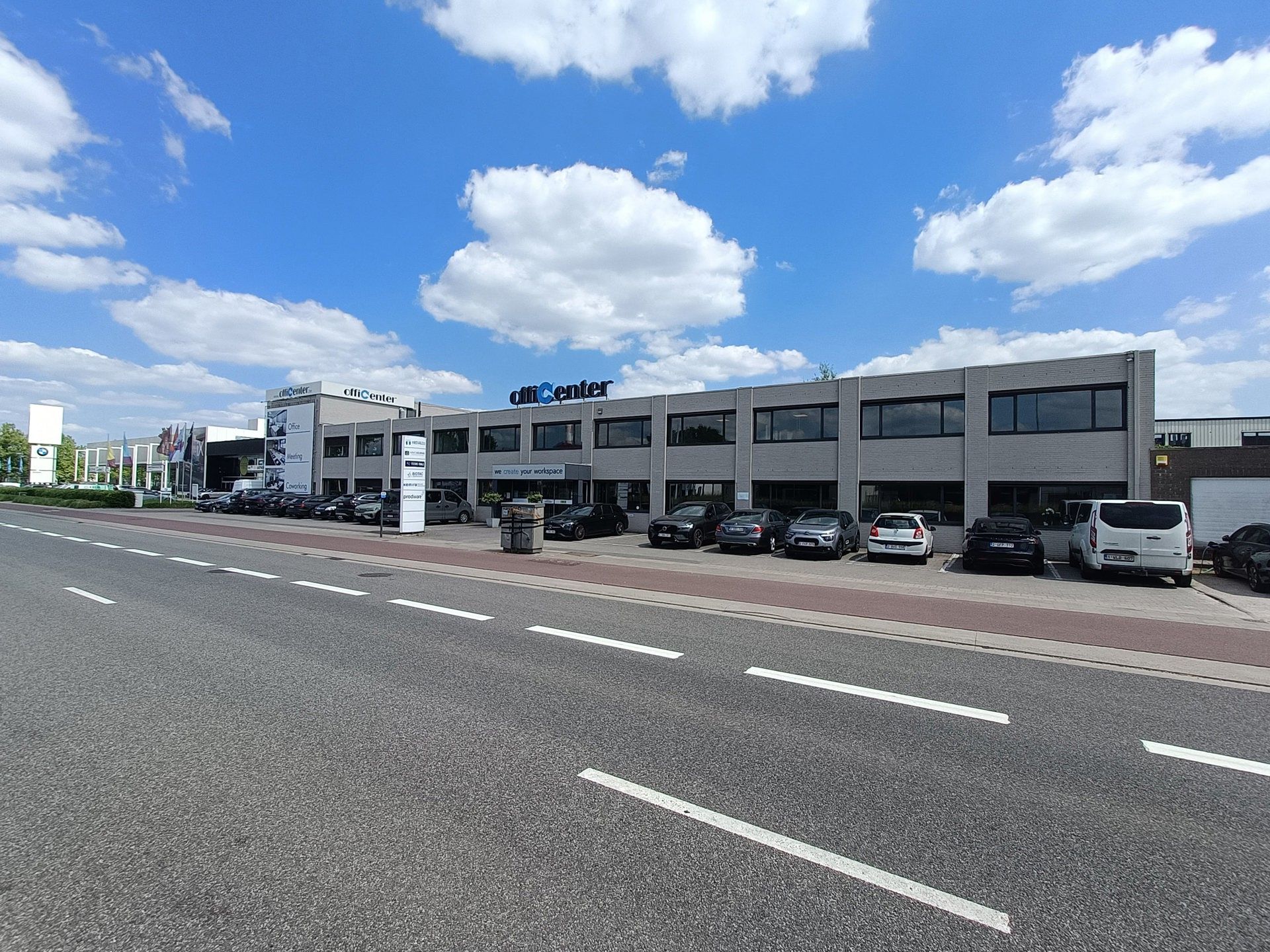 Kantoorgebouw te koop op uiterst strategische locatie foto {{pictureIndex}}