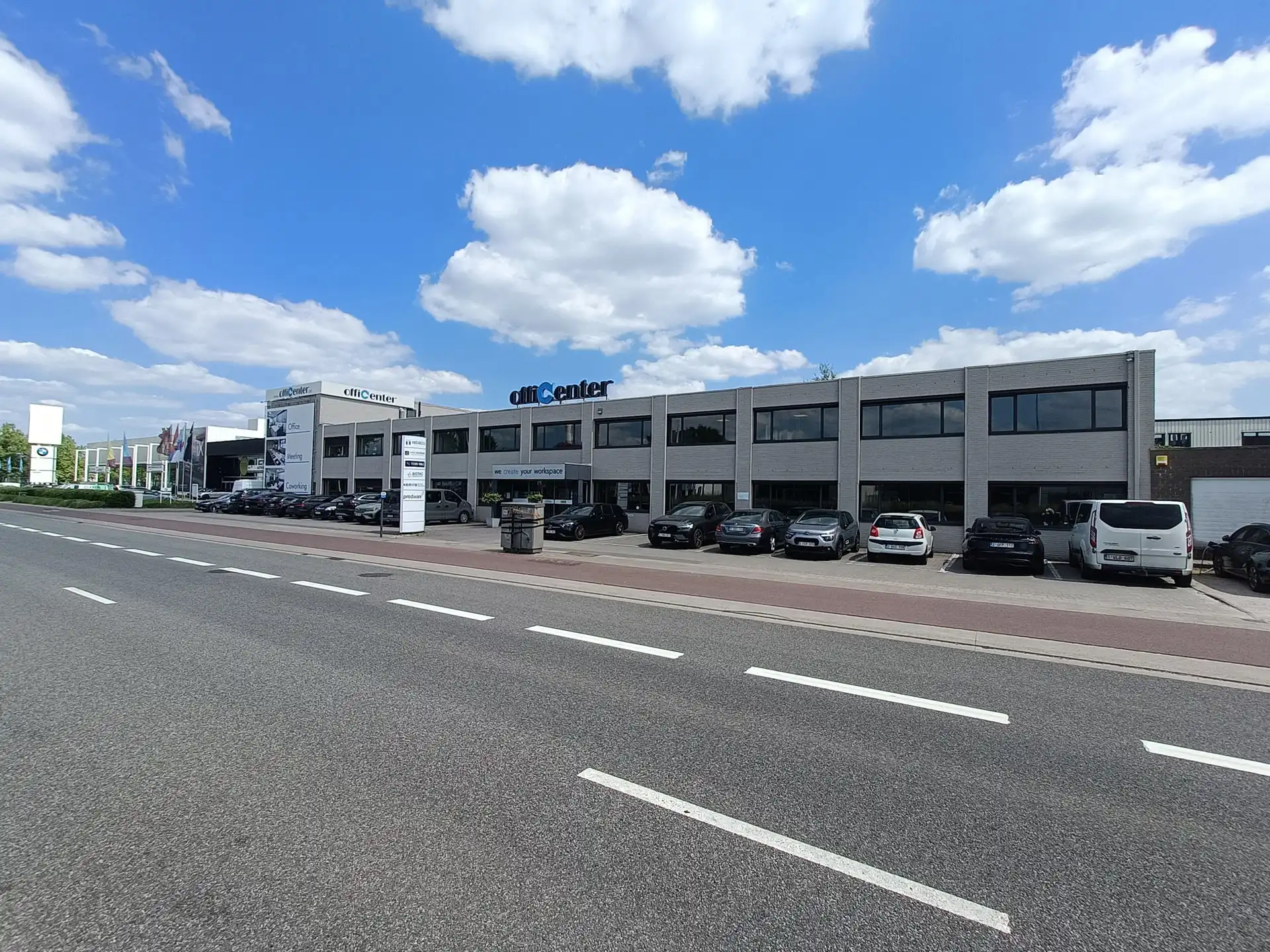 Kantoorgebouw te koop op uiterst strategische locatie foto {{pictureIndex}}