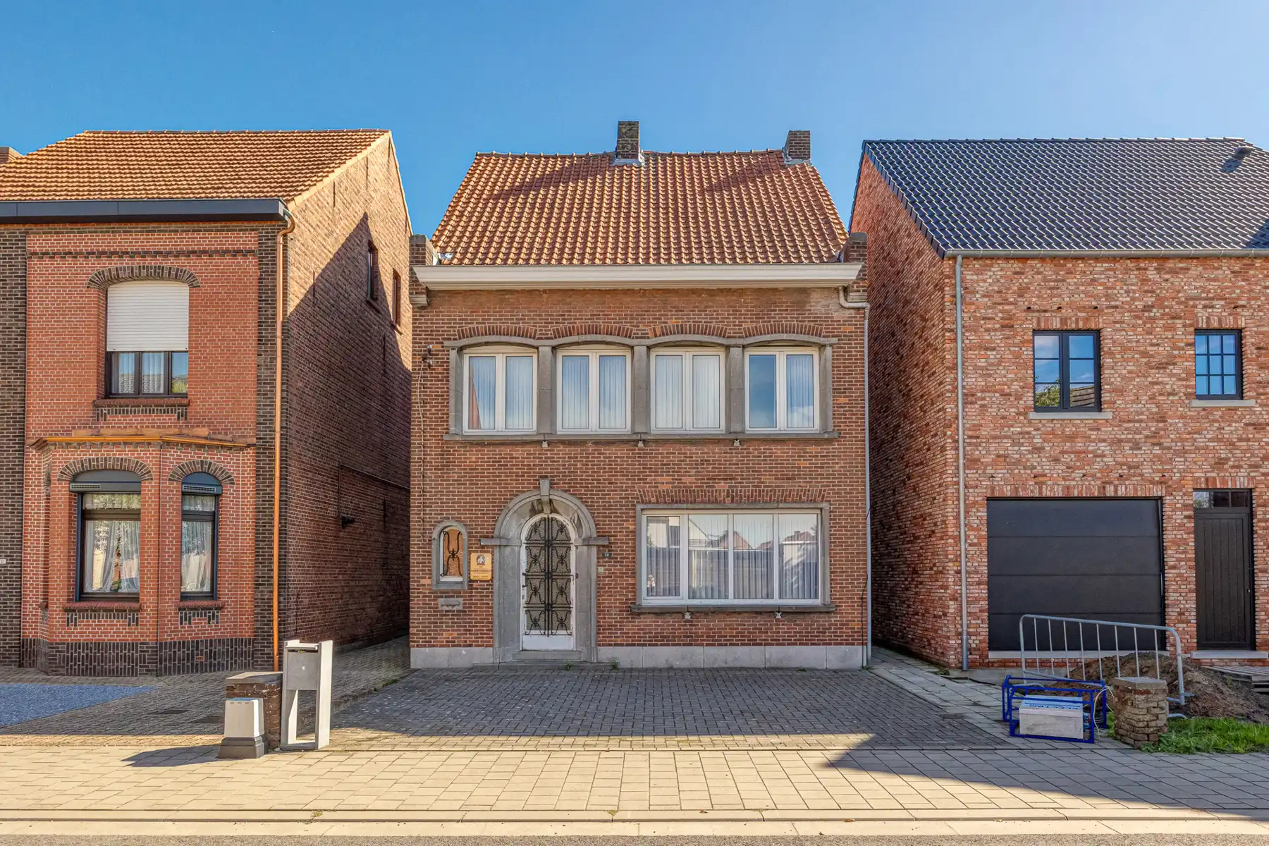 Hoofdfoto van de publicatie: Te renoveren woning met 4 slaapkamers op een rustige locatie.
