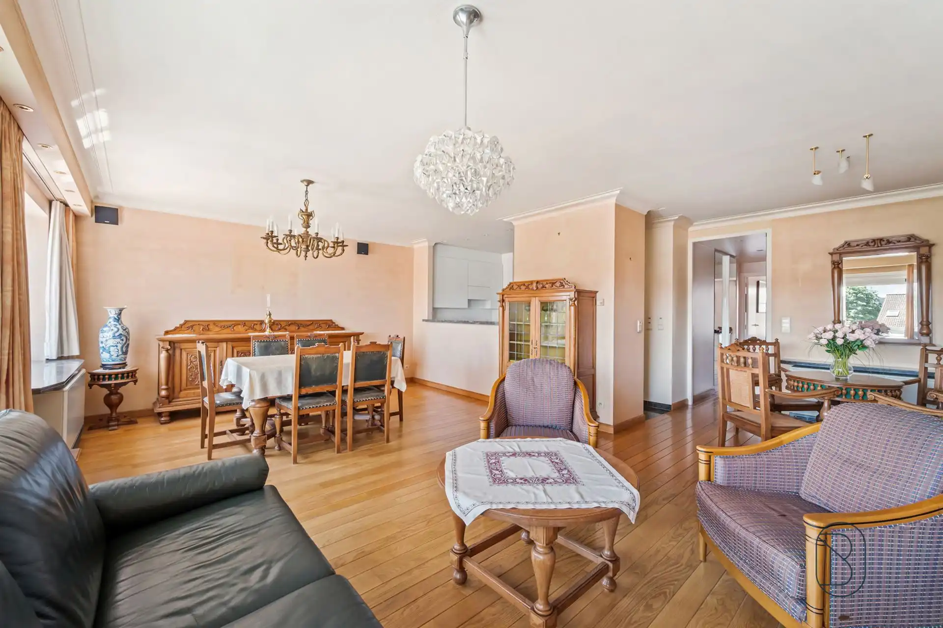 Lichtrijk appartement met 2 SLK en terras op een topligging foto 2